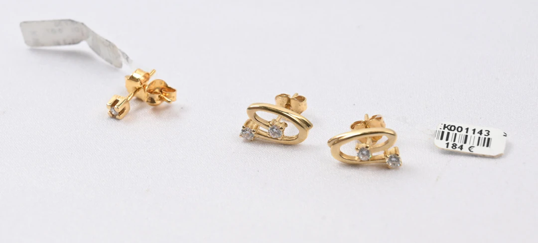 Diamond earrings gold (750) gross weight approximately 1.3 g and zircon
