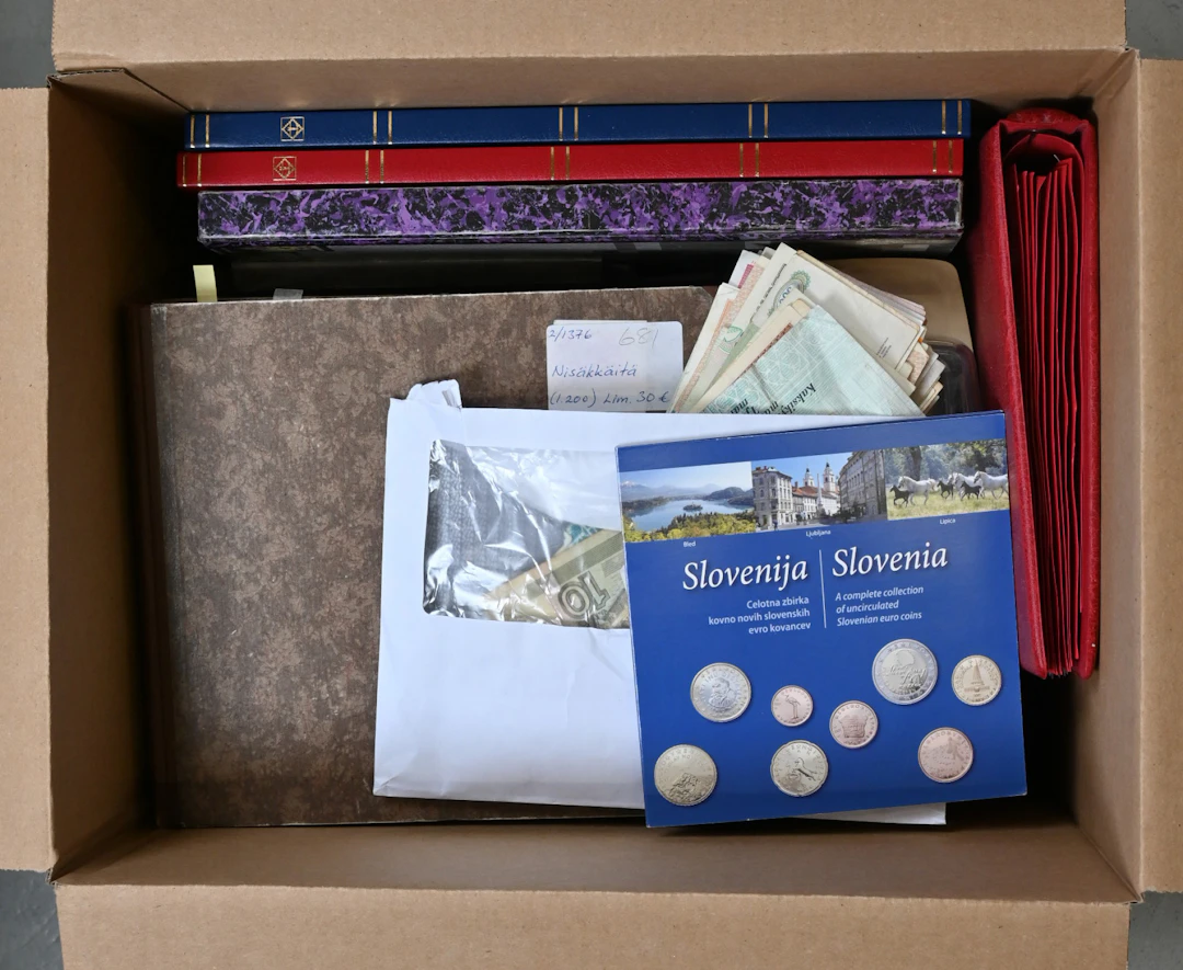 Mixed material in a 9 KG box, including eg. stamps in stockbooks