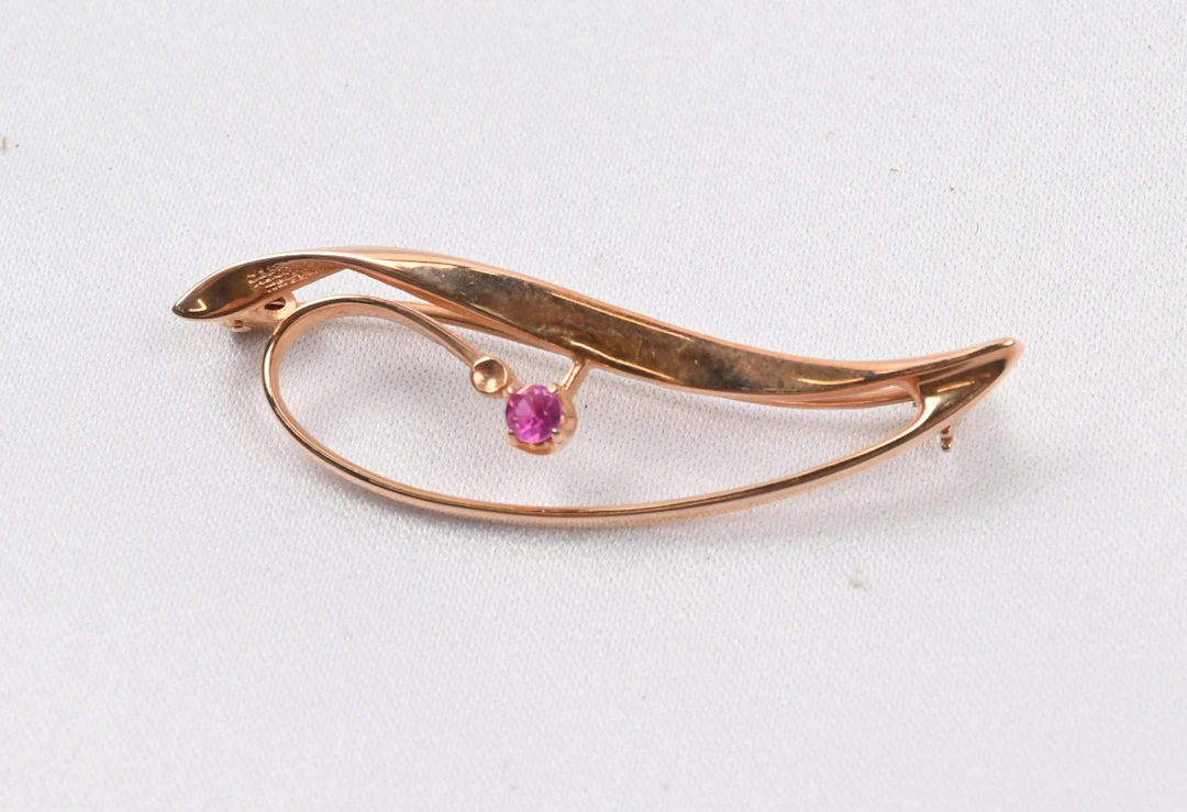 Brooch with a stone, gold (14 k). Gross weight approximately 4 g.