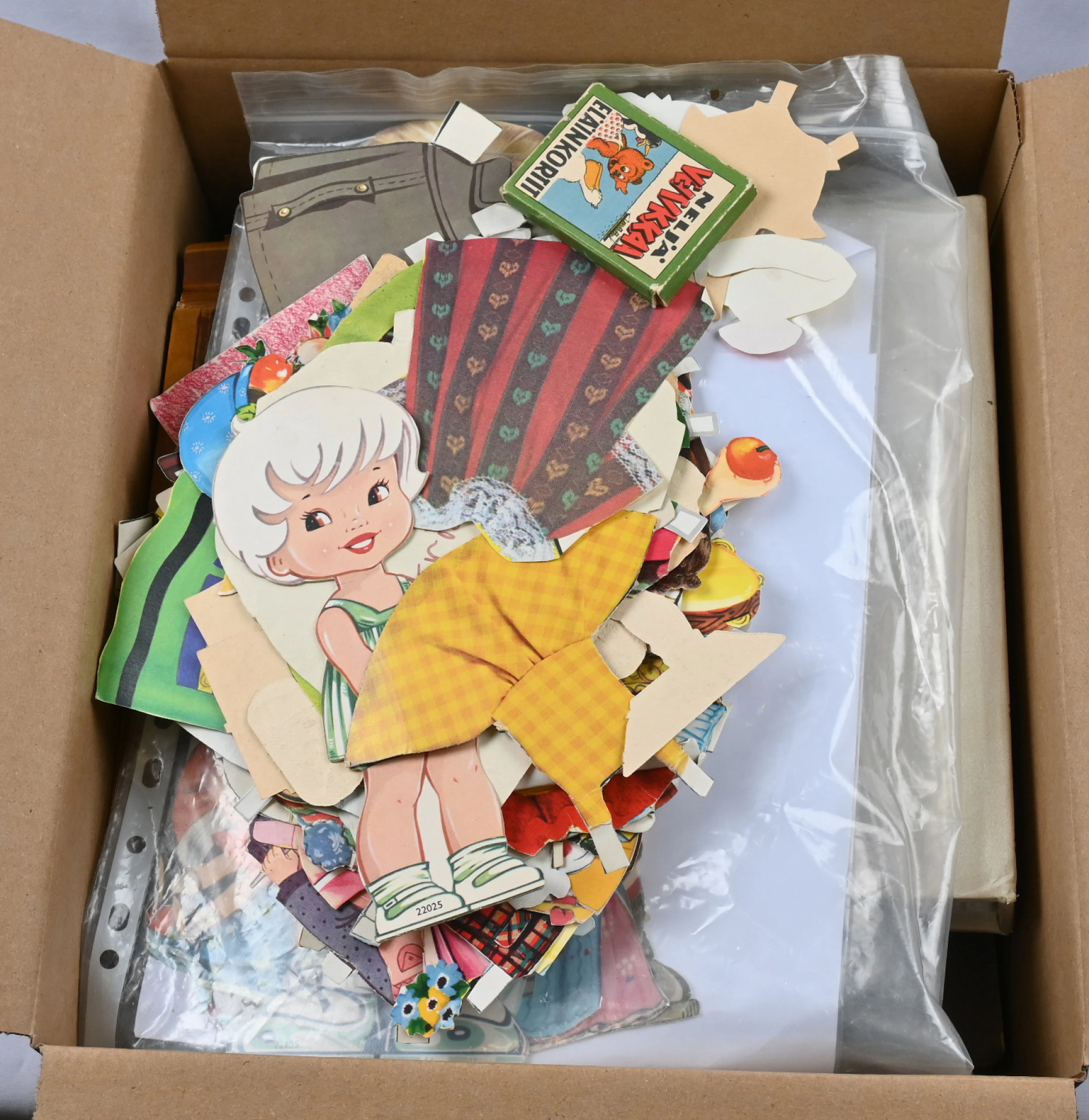 Scraps selection in eight albums of various sizes. Additionally a