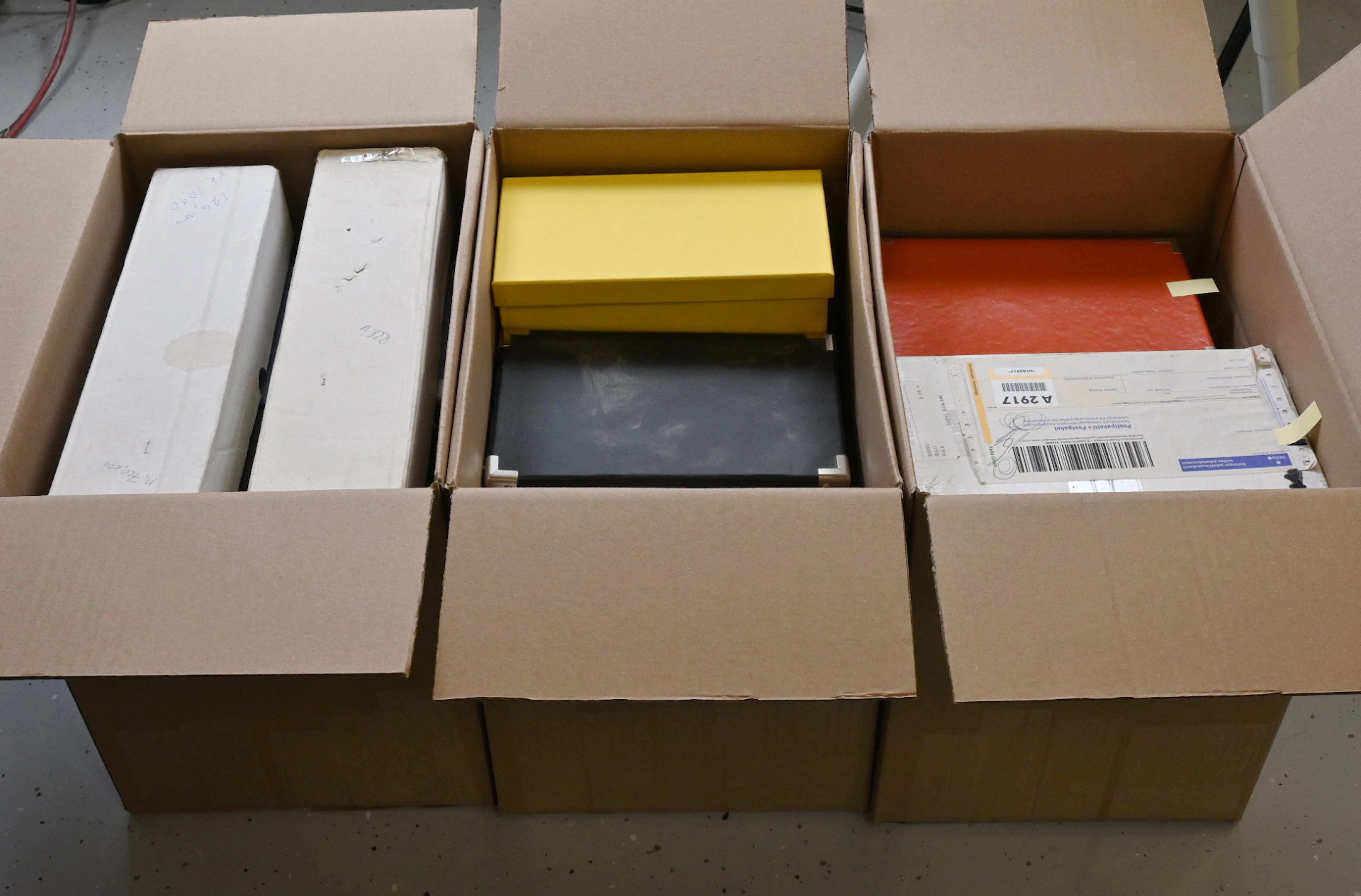Hockey cards, large mixed selection in 17 small boxes. Well over 10.000