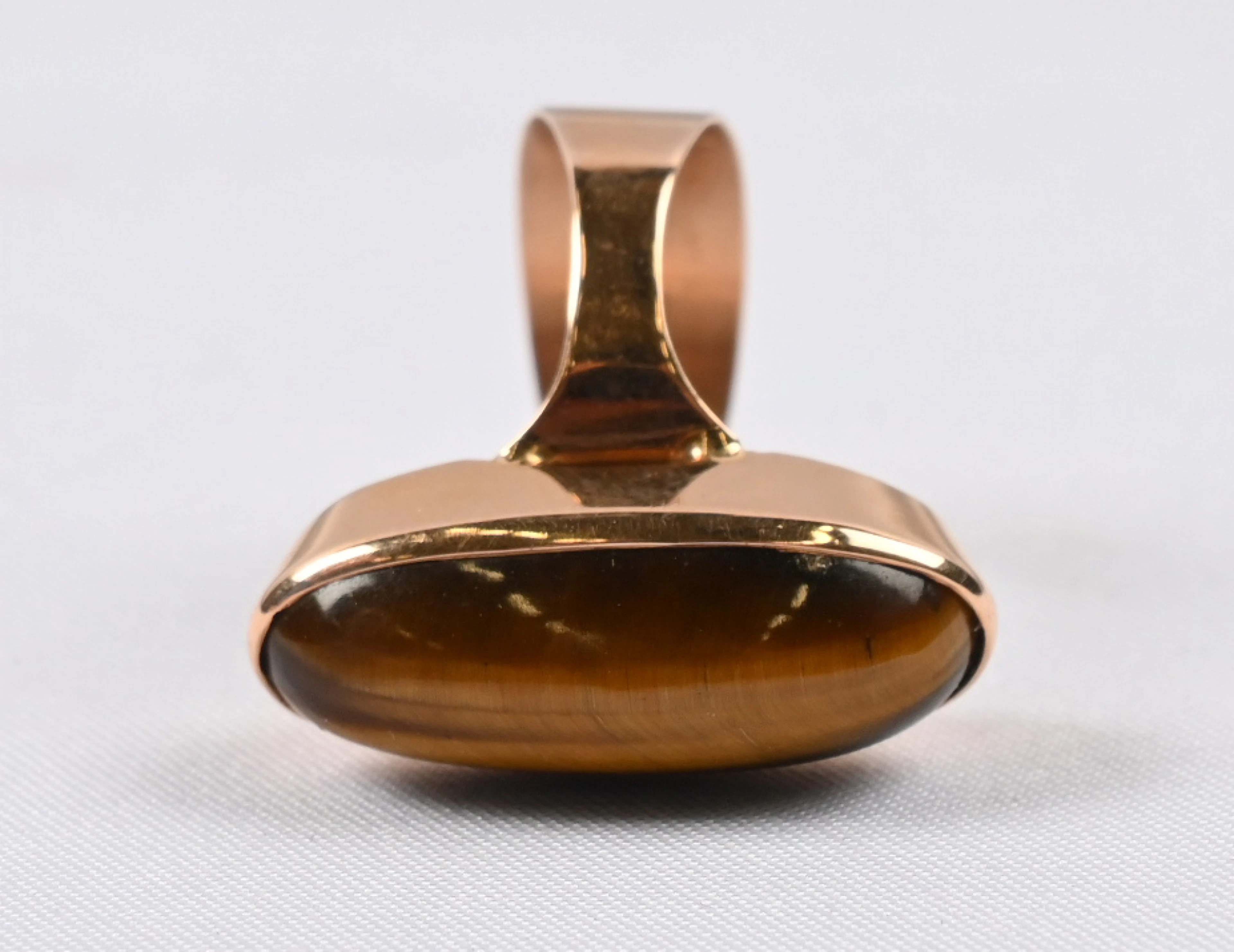 Tiger's eye ring, gold (14 k). Gross weight approximately 5½ g.