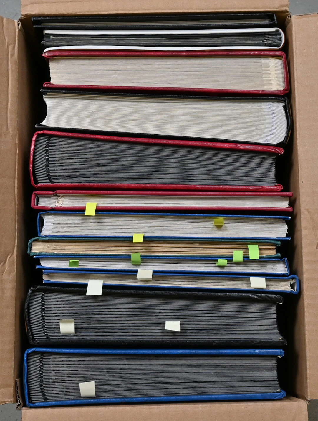Finland and foreign countries in 12 stockbooks. Plenty of Finnish