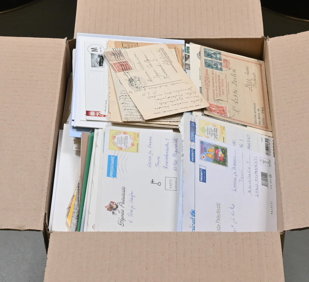 Mixed selection of covers and cards from Finland and foreign countries.