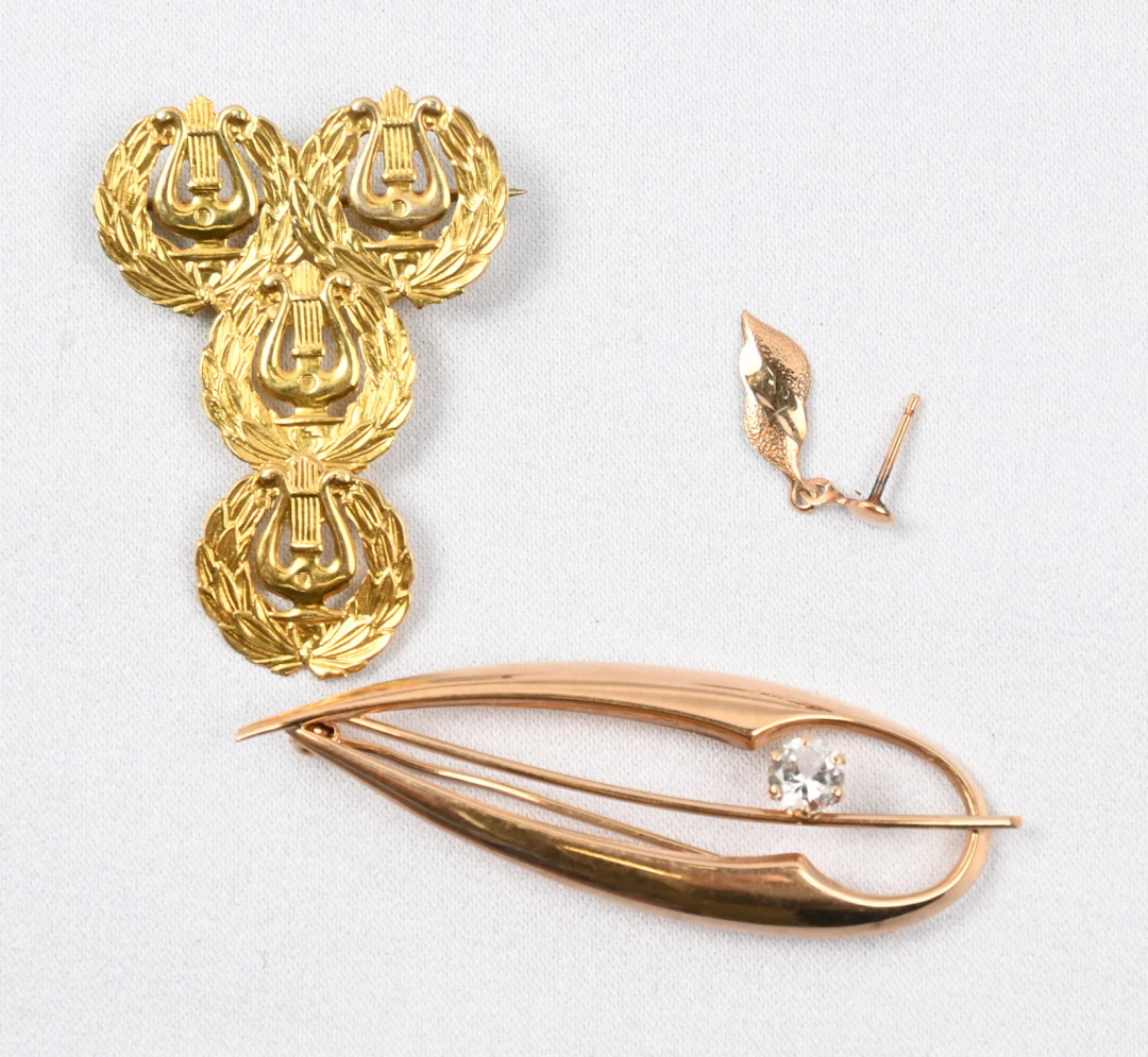 Brooch, 585 gold with a gemstone, gross weight 3.2 g. Additionally