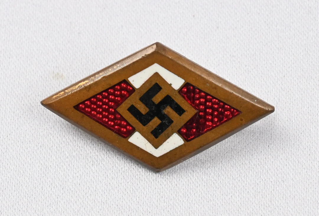 German Hitler Youth badge in gold-plated bronze. On the back manufacturer's