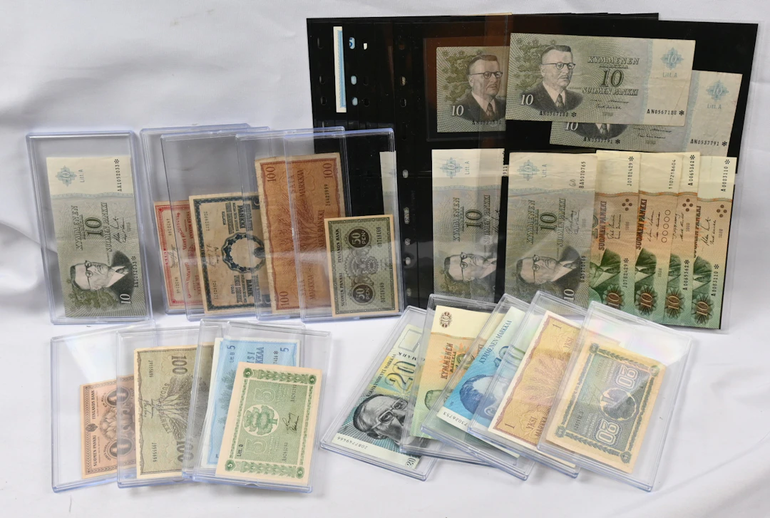 Banknotes selection with variable quality in a small album, on pages