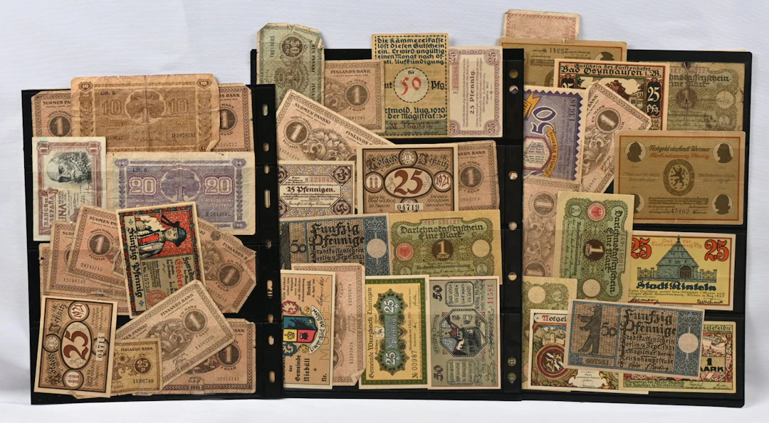Small selection of coins and banknotes with mixed condition, eg. 1952