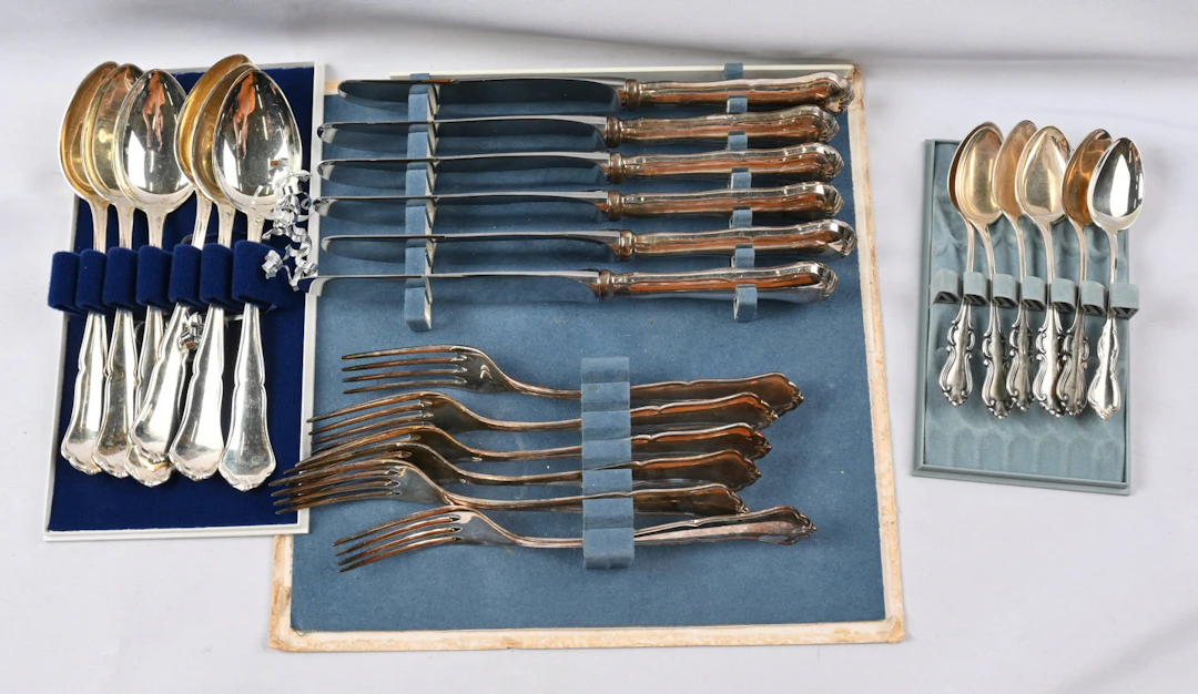 Fine selection of tableware (830): forks and knives six pieces (knives