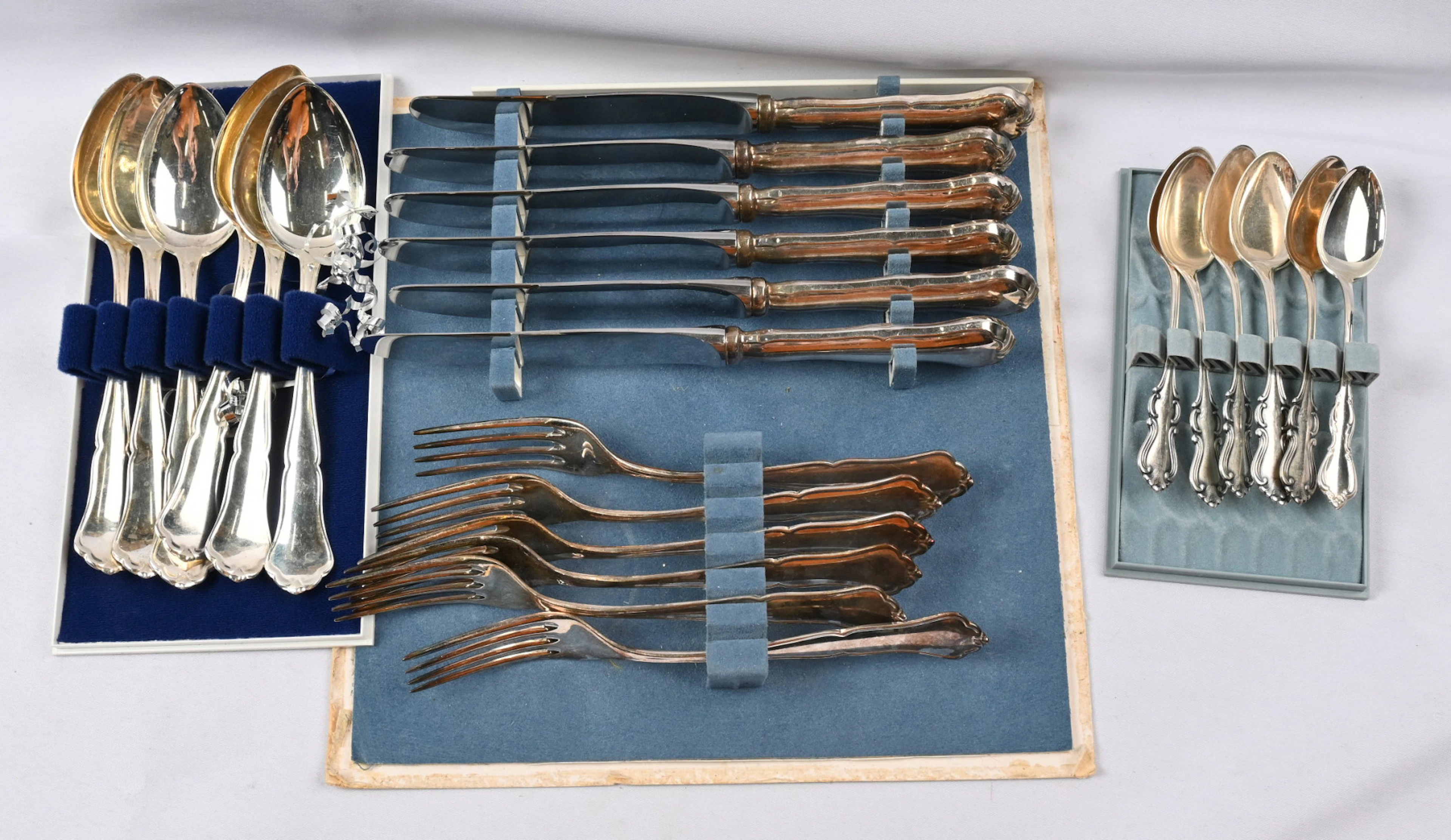 Fine selection of tableware (830): forks and knives six pieces (knives
