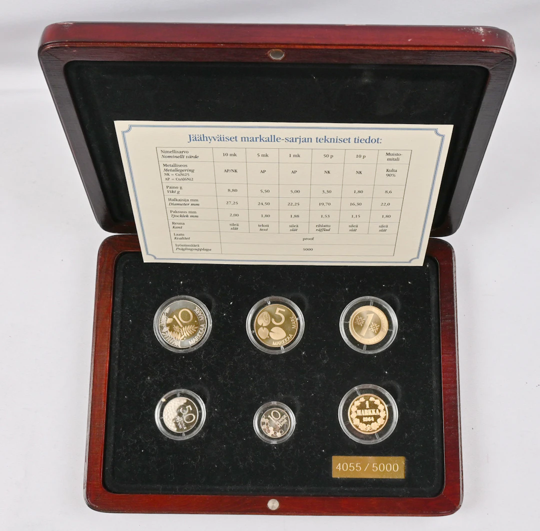 Golden farewell to markka assortment in a box. Included a golden token.
