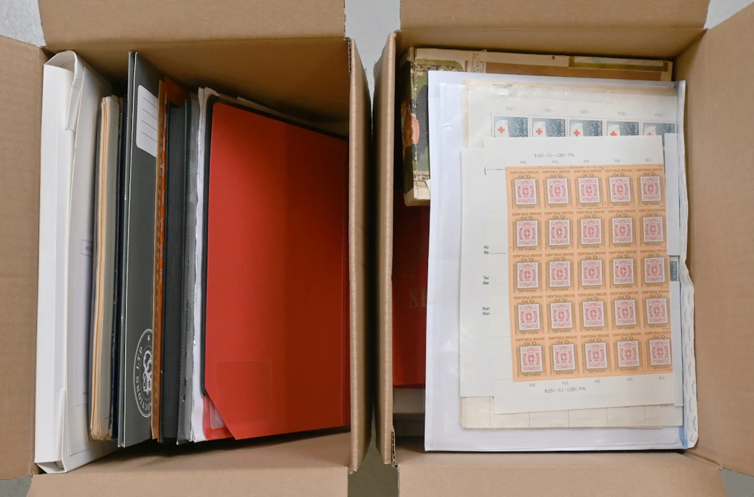 Discovery lot of Finland and foreign countries in two boxes, in total 11 KG.