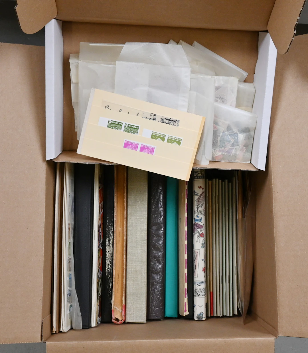 Worldwide mixed stamp selection in albums, additionally a little bit