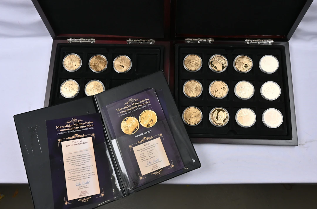 Mannerheim-themed gold-plated bronze medals 17 different in two boxes.