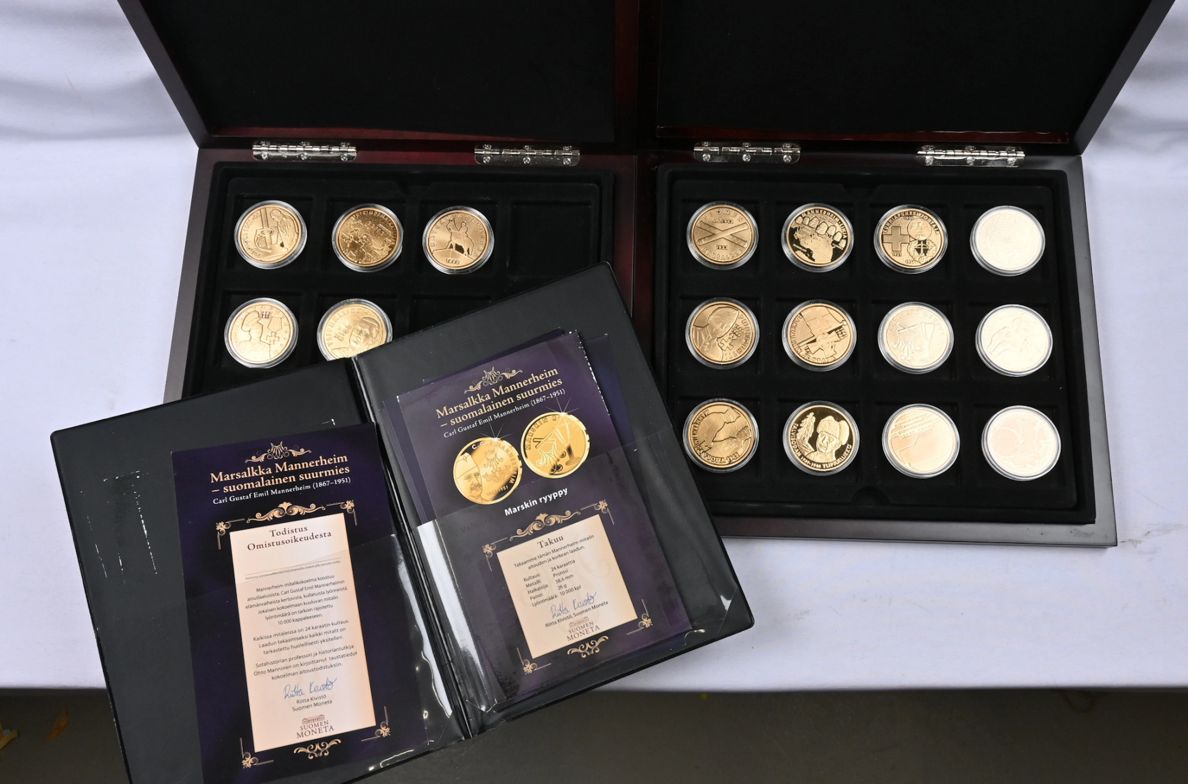 Mannerheim-themed gold-plated bronze medals 17 different in two boxes.
