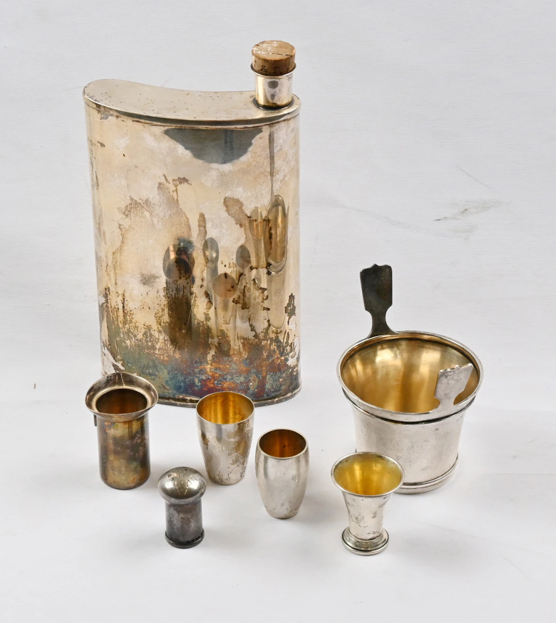 Flask and six smaller silver items (813/830). Patina and engravings