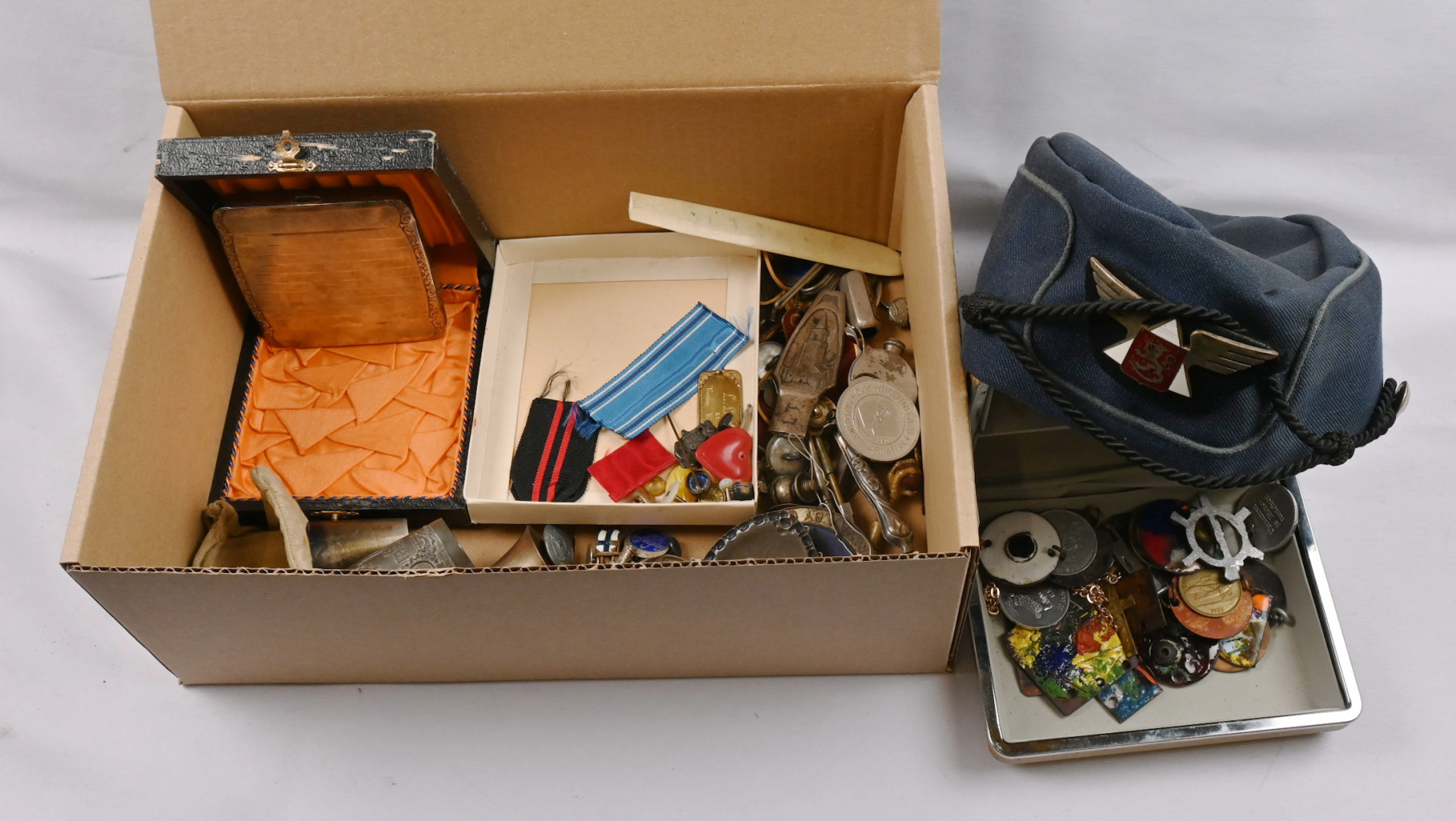 Discovery lot of all sorts of material: pins, vehicle inspector sidecap