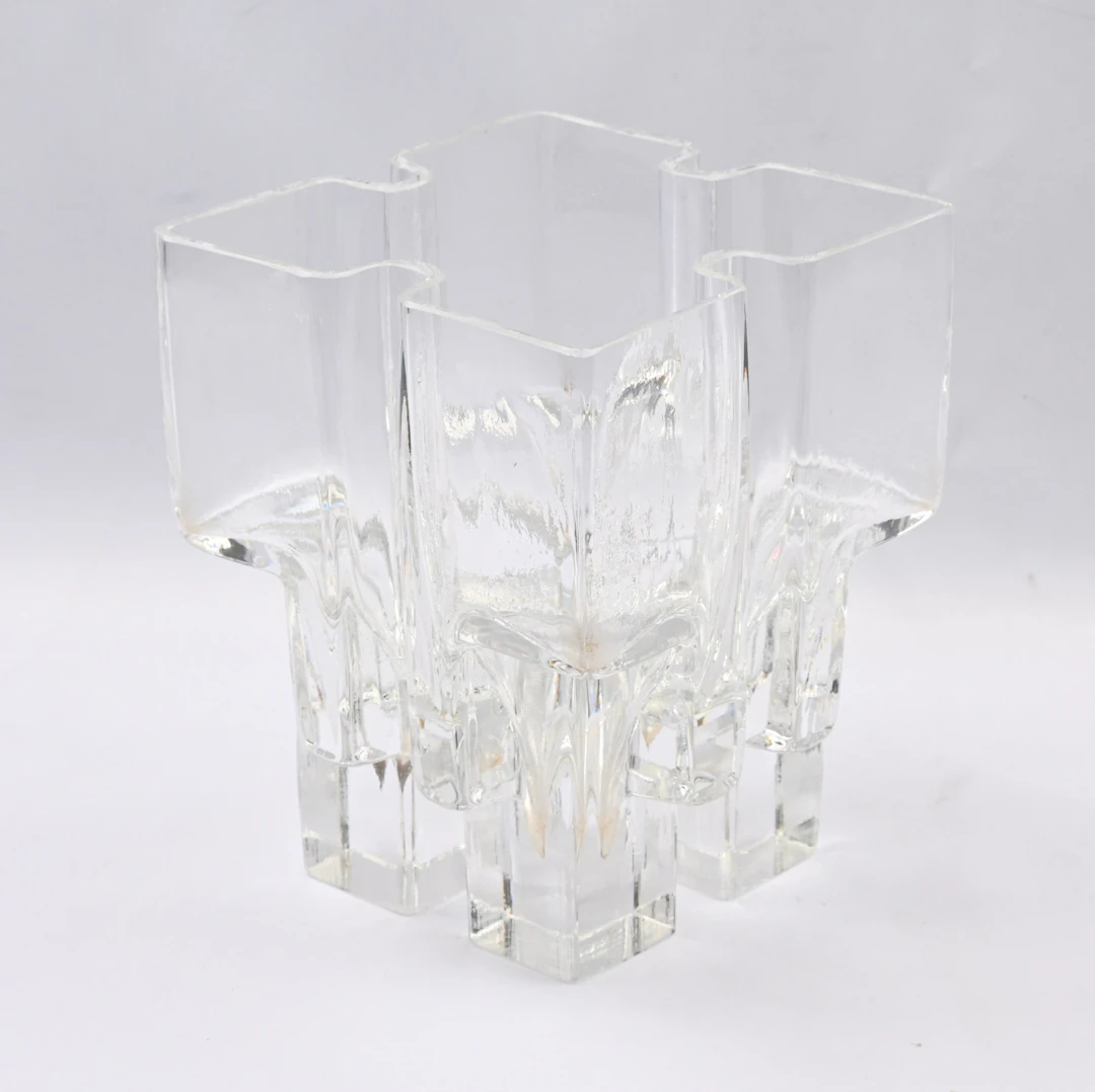 Riihimäen Lasi ”Paalutalo” vase clear glass. Height 16.5 cm, weight