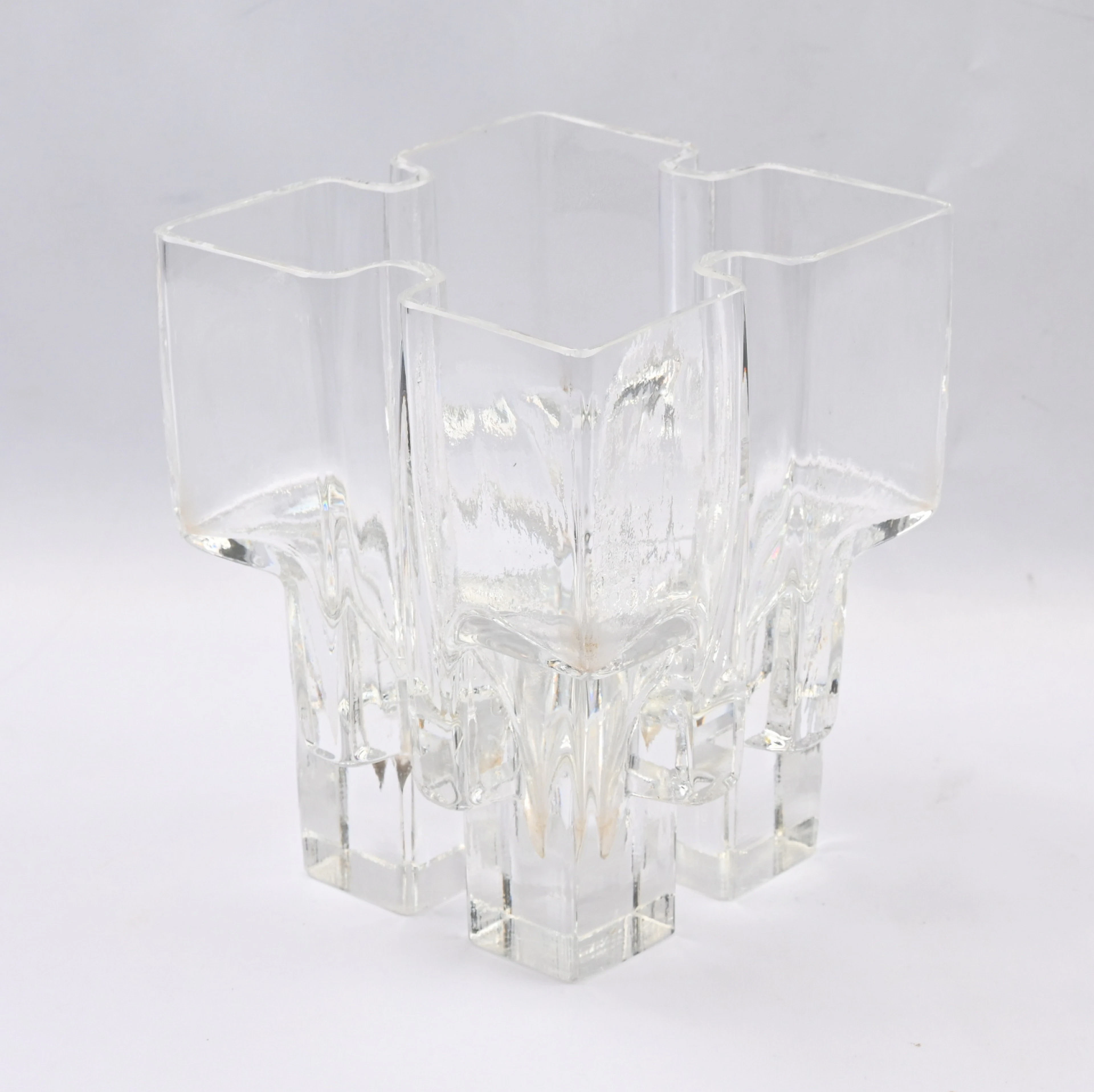 Riihimäen Lasi ”Paalutalo” vase clear glass. Height 16.5 cm, weight