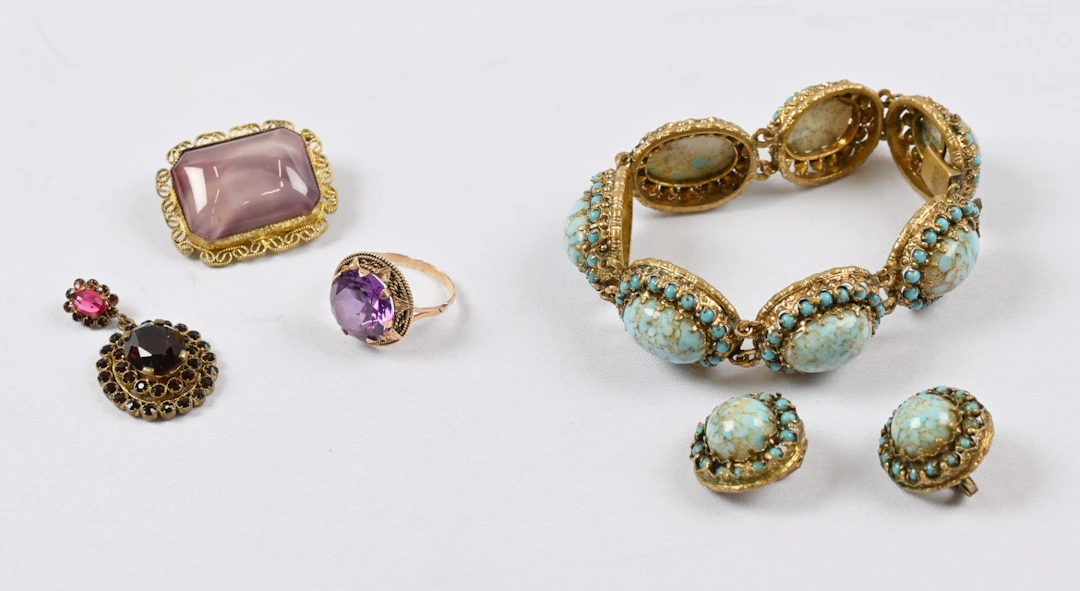 Small selection of old jewelry with gemstone/decorative stones. No