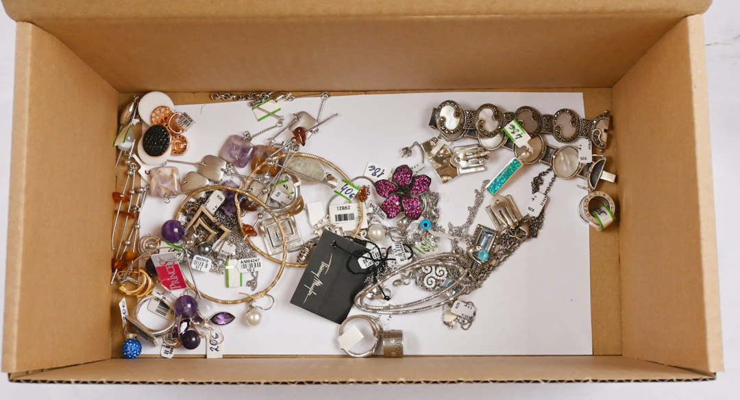 Discovery lot mainly of silver jewelry – very versatile!