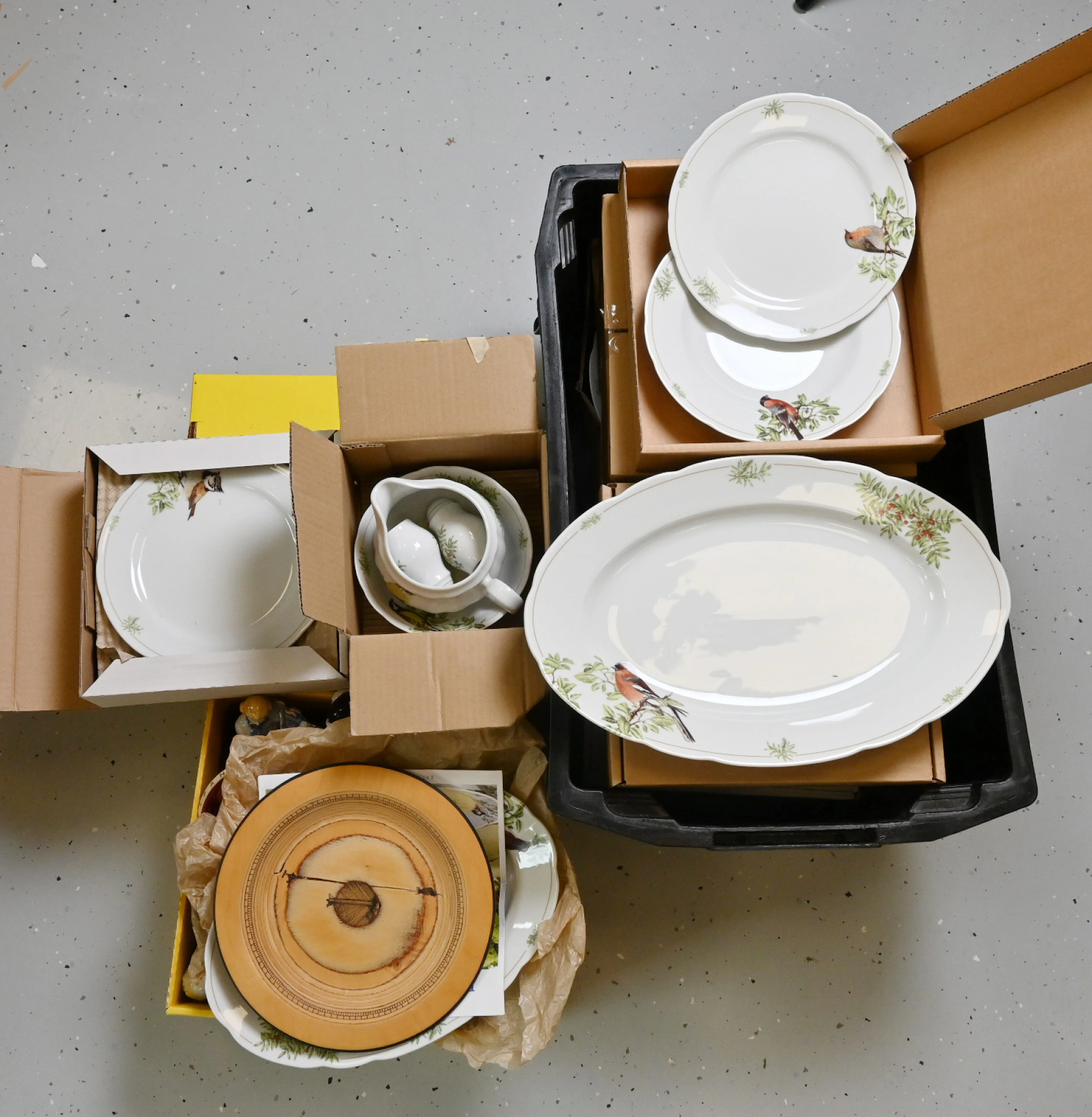 Selection of dishes, figurines etc. eg. Apilanlehti" plates etc. abundantly.