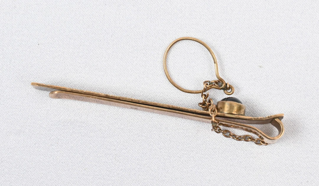Tie clip with a gemstone, gold (18 k). Gross weight approximately 5g.