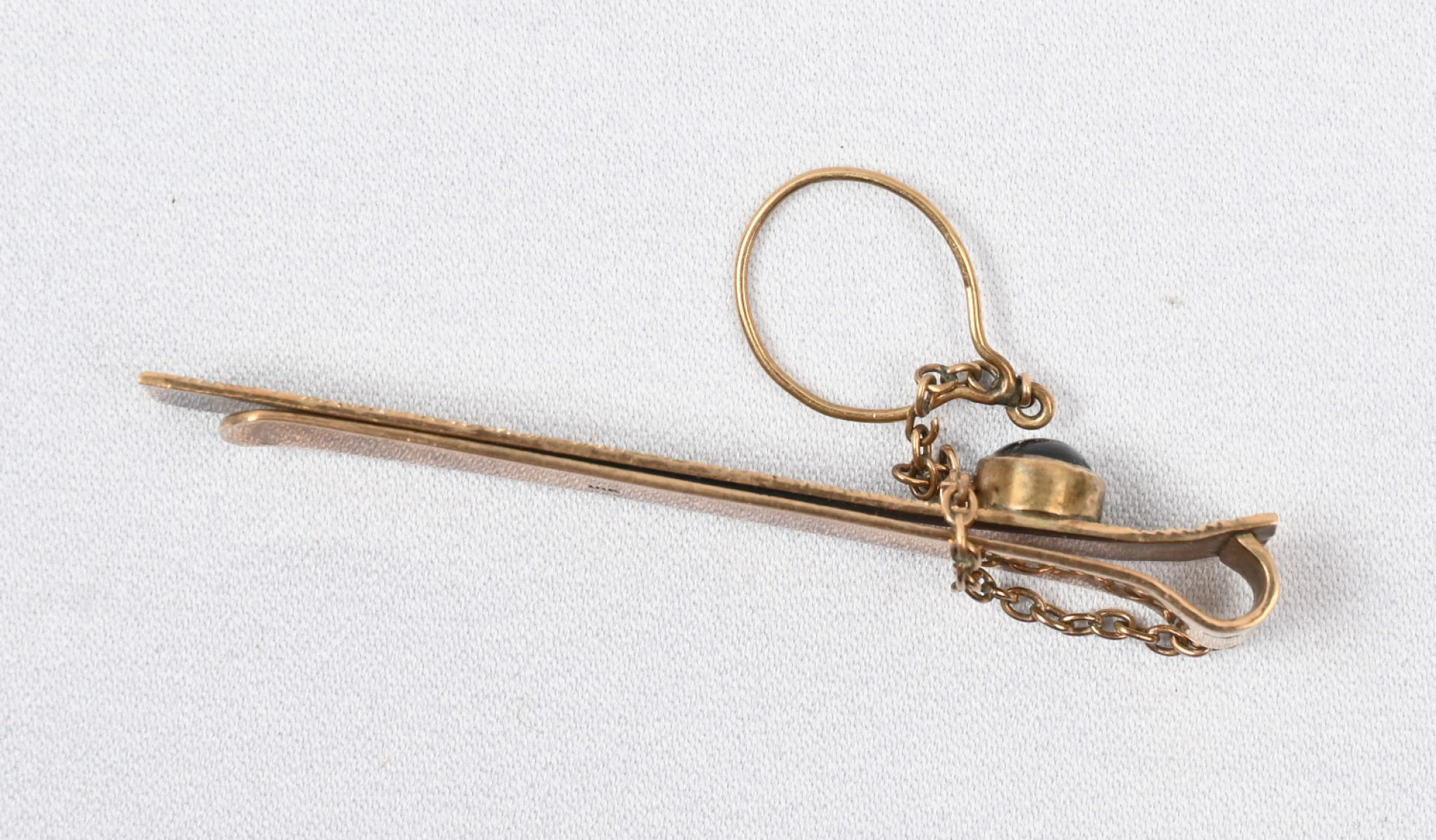 Tie clip with a gemstone, gold (18 k). Gross weight approximately 5g.