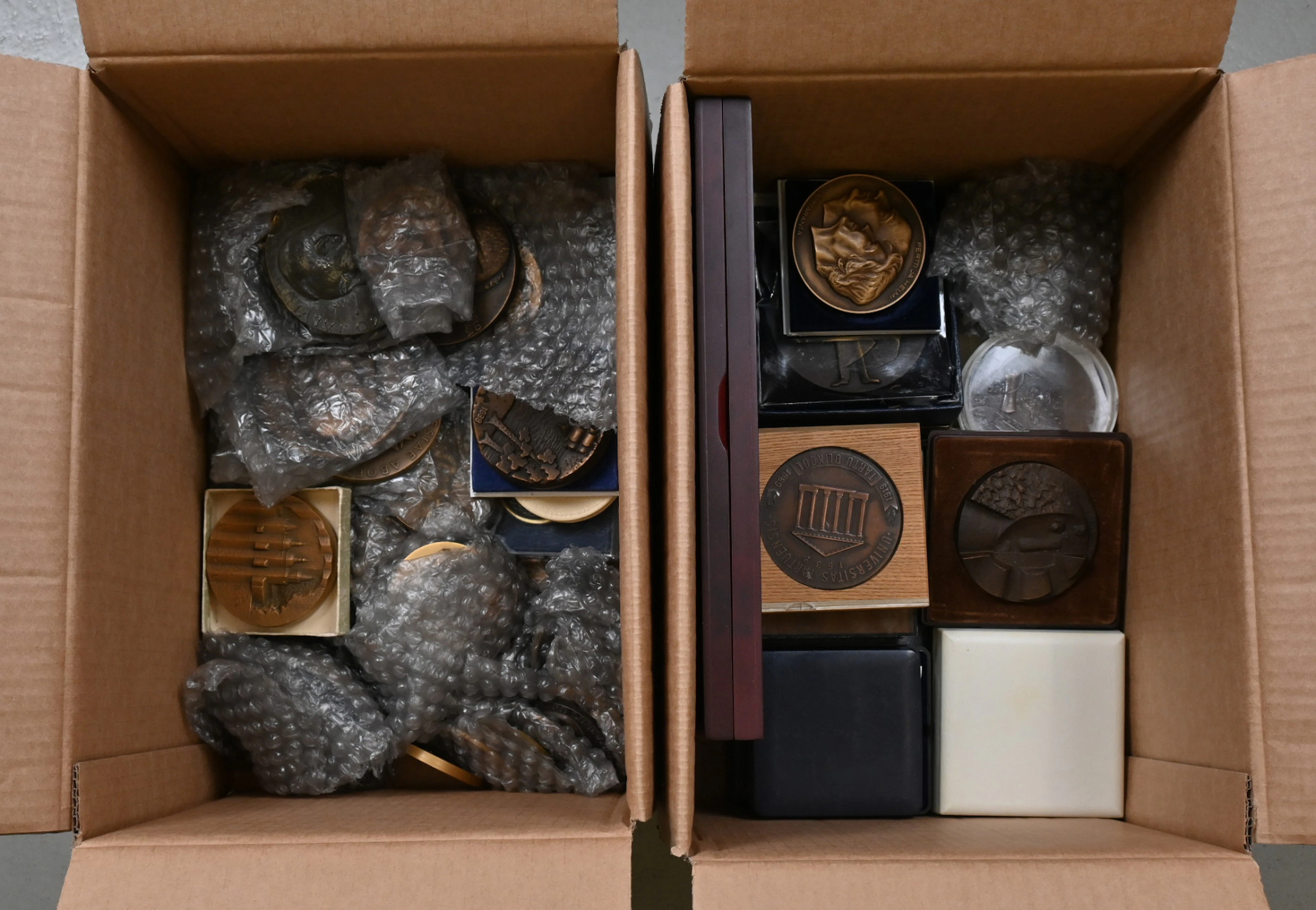 Magnificent selection of table medals etc. from Finland and abroad.