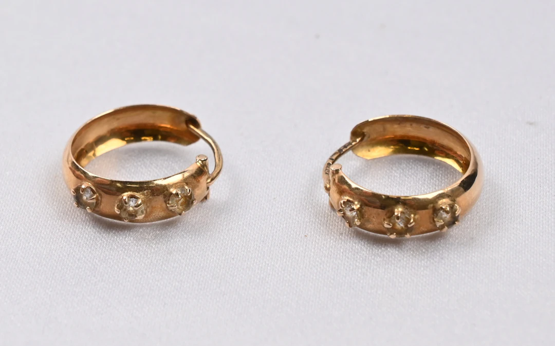 Earrings, with fine gemstones, gold (585). Gross weight approximately 1.9 g.