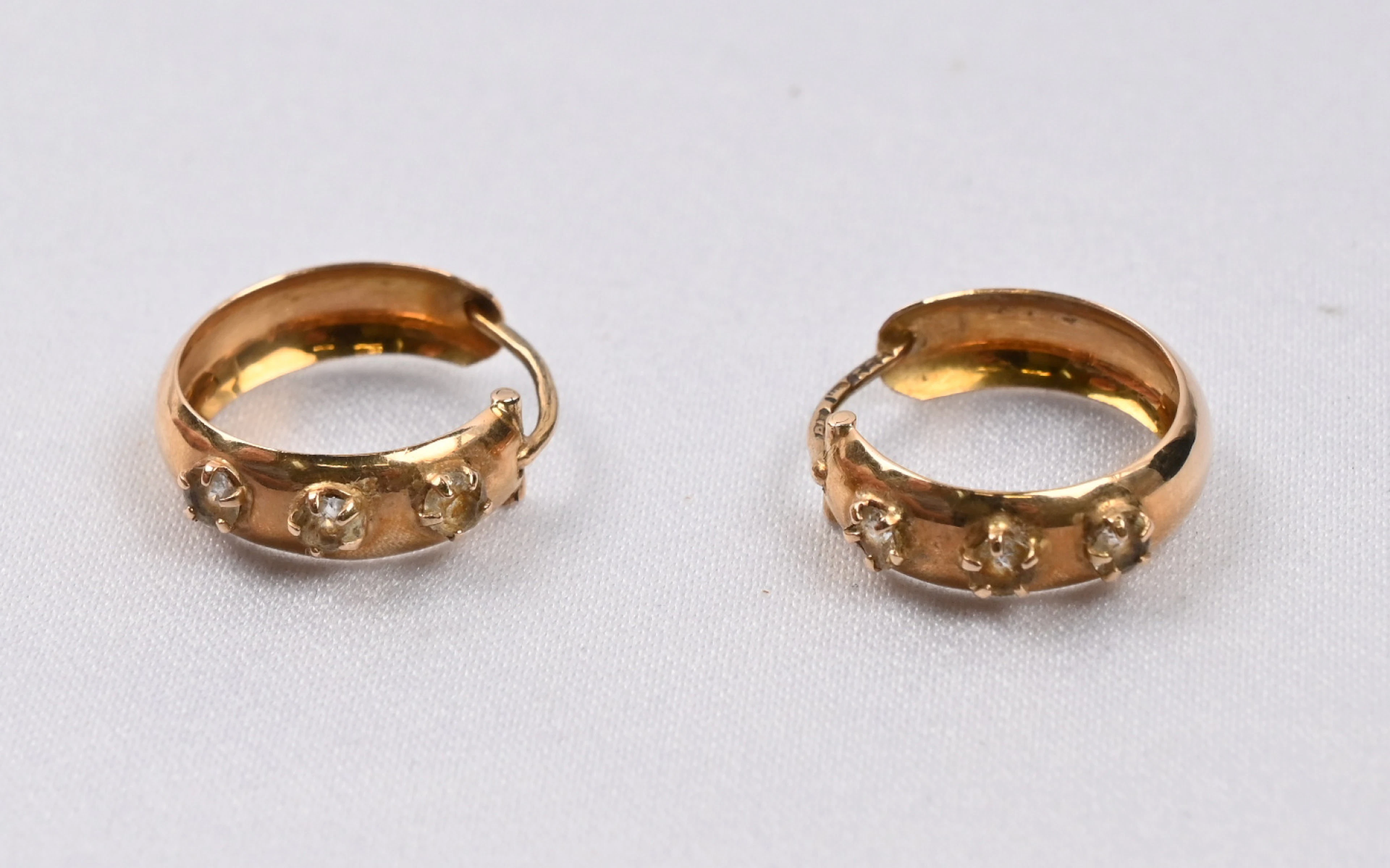Earrings, with fine gemstones, gold (585). Gross weight approximately 1.9 g.