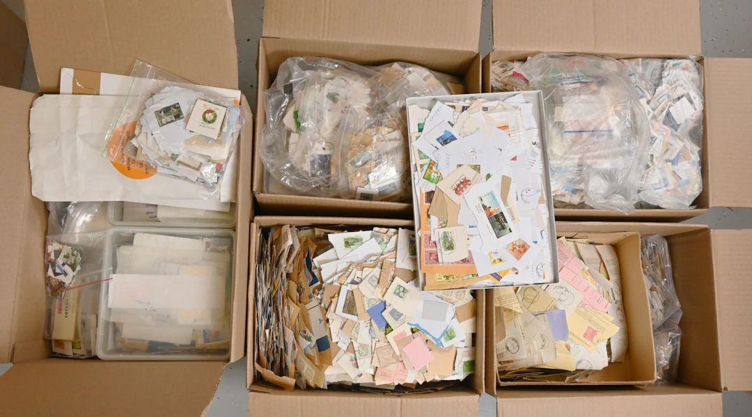 Finnish bulk material, large selection (mainly kiloware) in five boxes