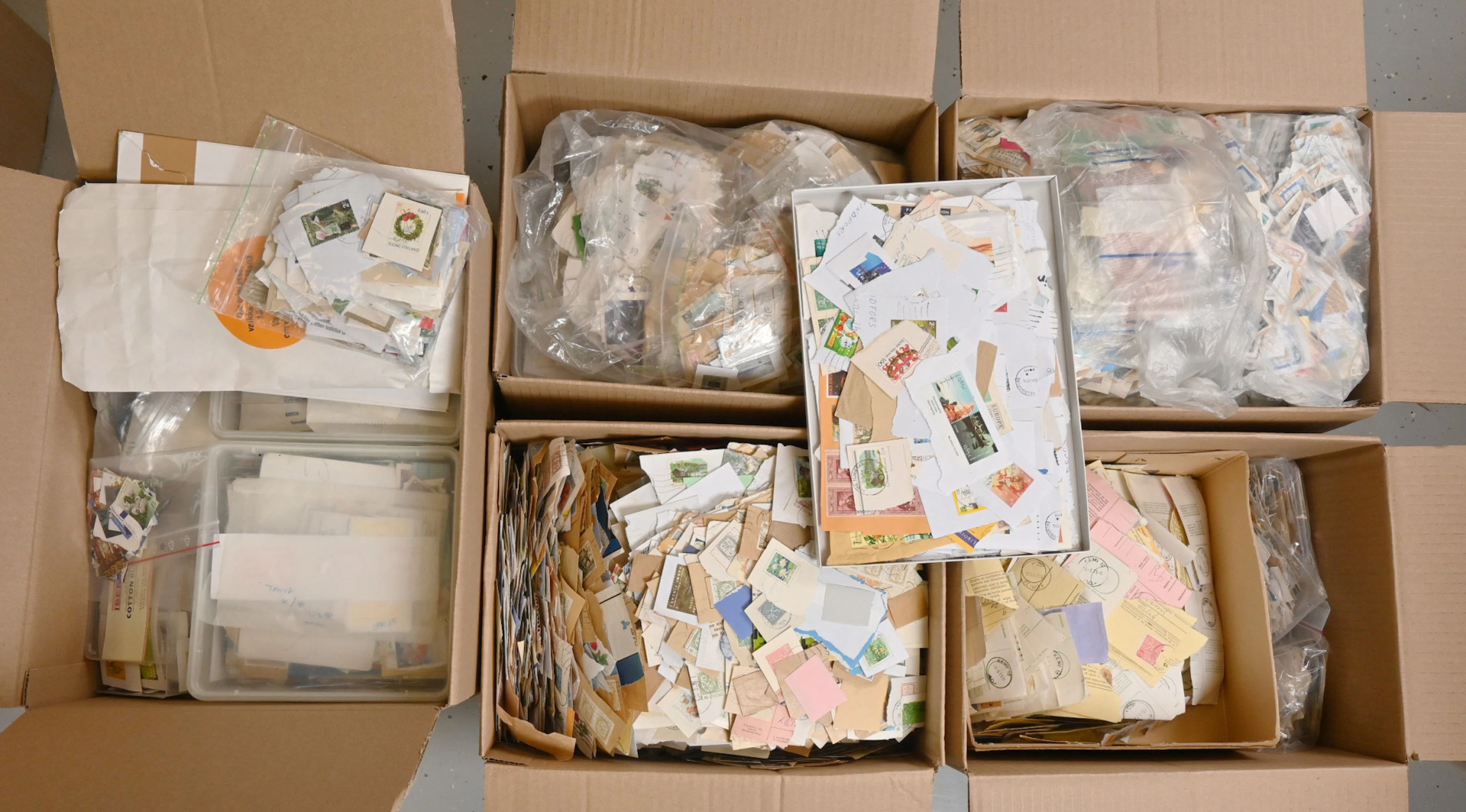 Finnish bulk material, large selection (mainly kiloware) in five boxes