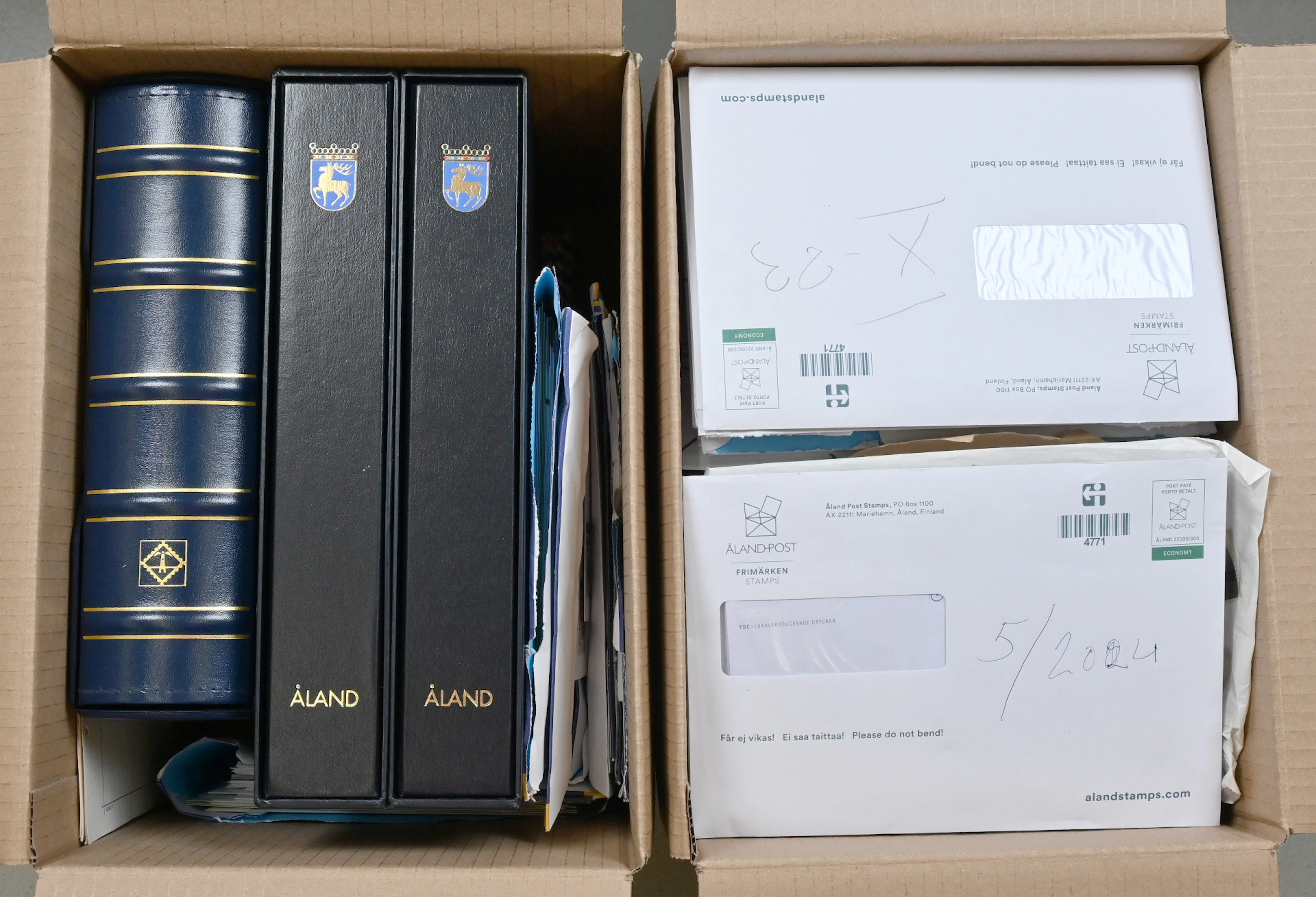 1984 - 2013 MNH ** collection in two albums with mounts as well as