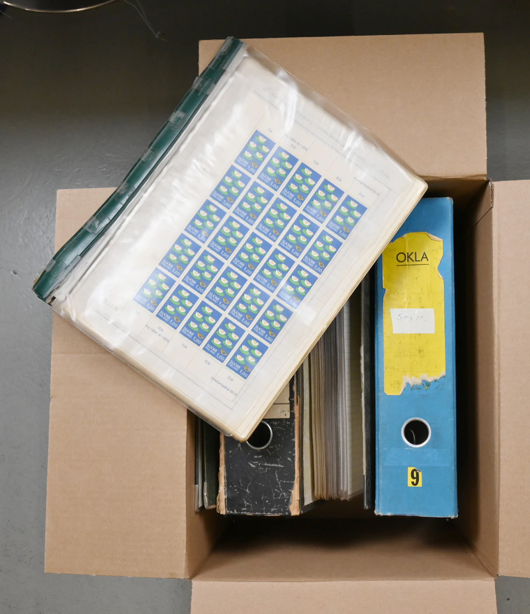 Issue 1975 large research material on pages in five binders including