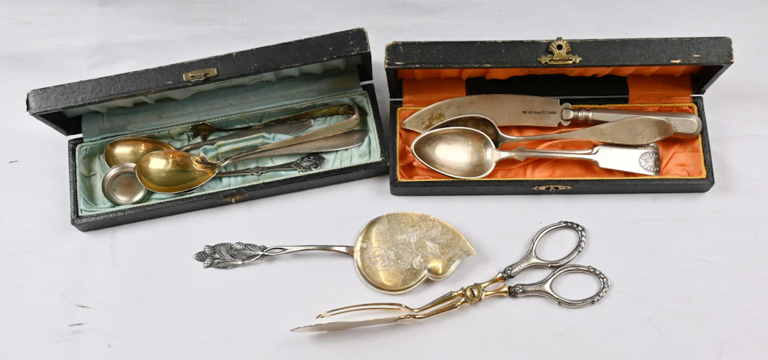Cutlery, silver (813) large mixed selection. Teaspoons and small forks