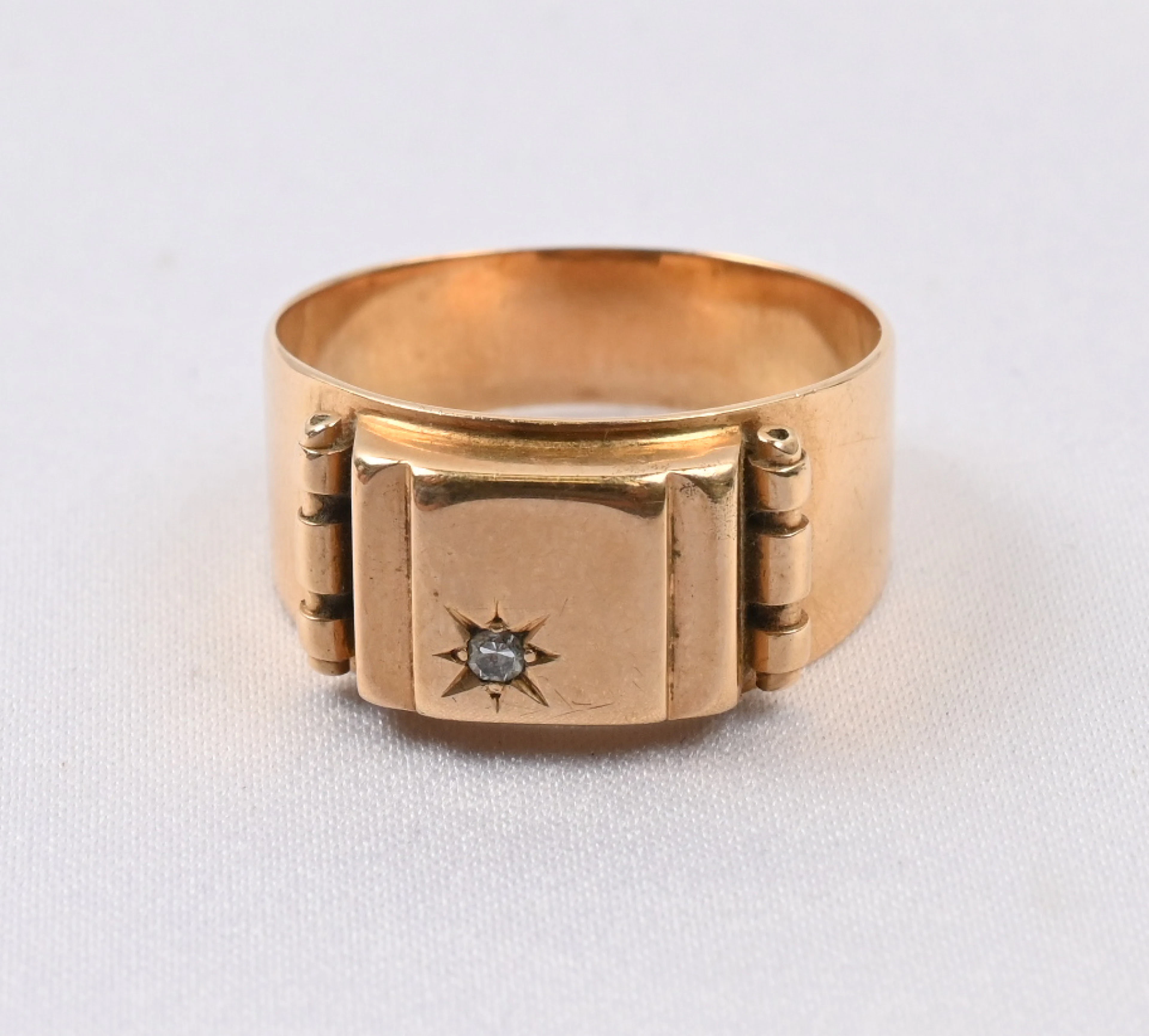Signet ring with a diamond, gold (14 k). Gross weight approximately 8.5 g.