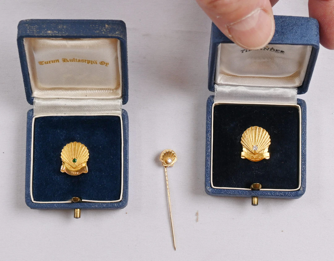 Gold (585) Shell pins three pieces with small gemstones. Gross weight