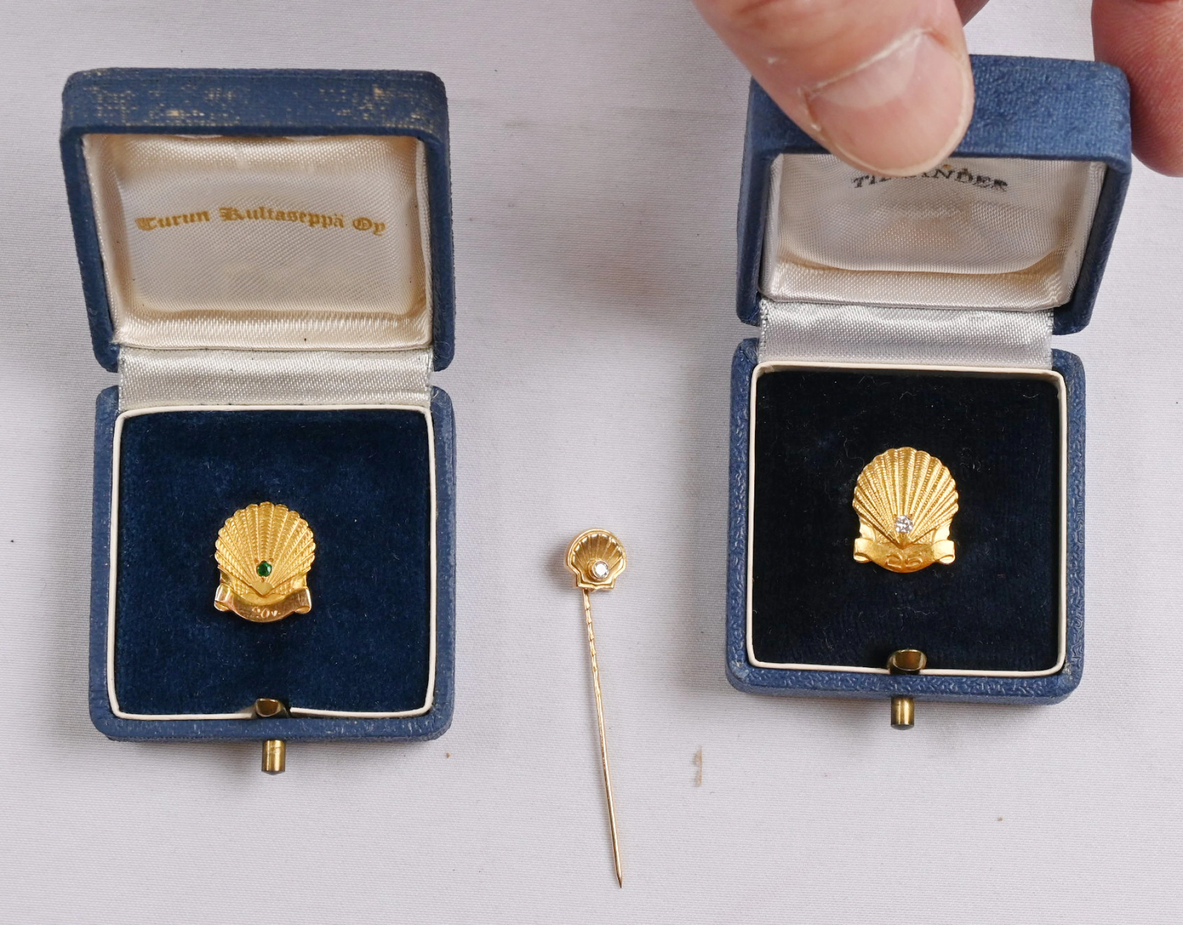 Gold (585) Shell pins three pieces with small gemstones. Gross weight