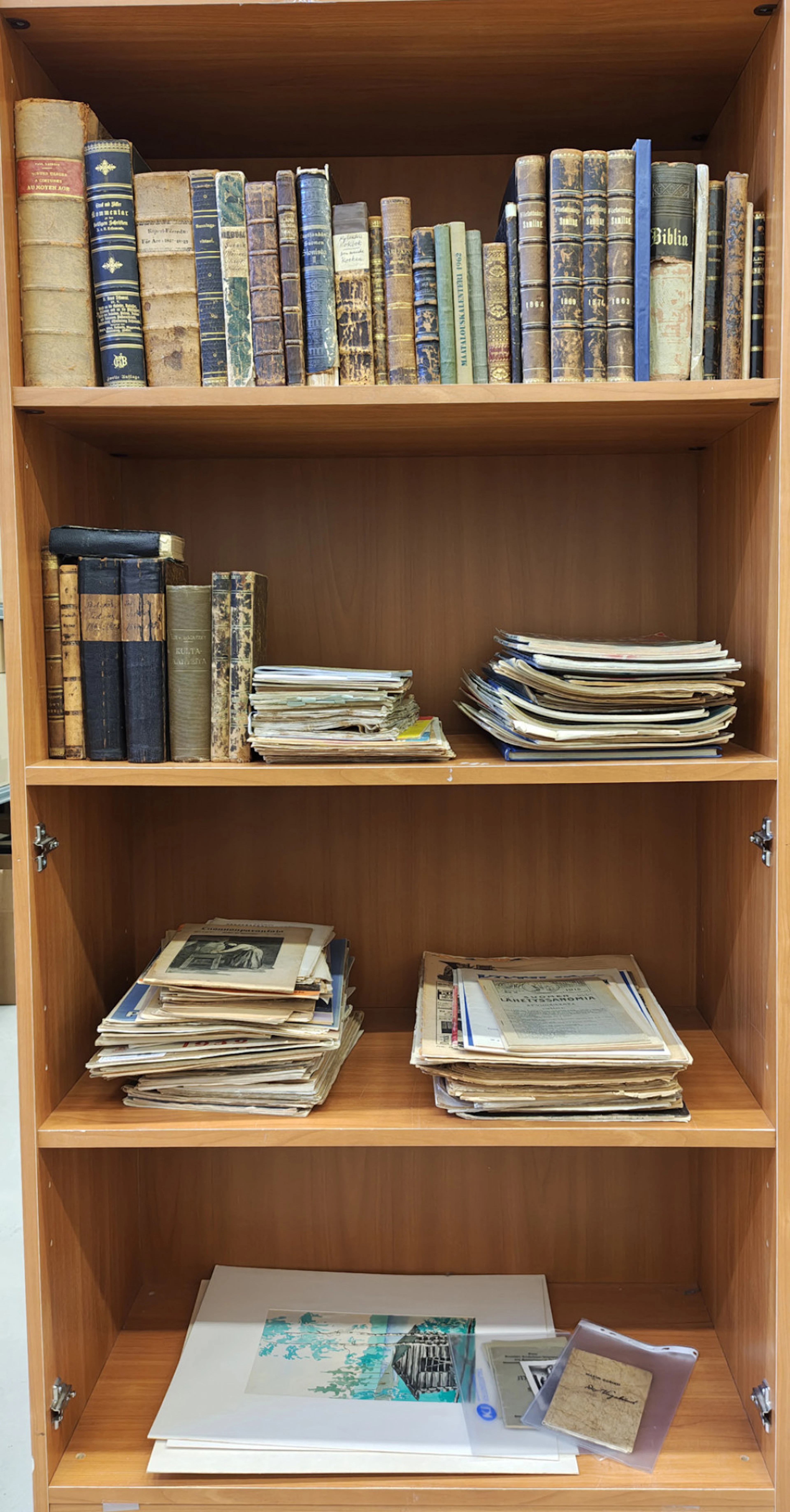 Collector's library, versatile selection starting from the 1700s.