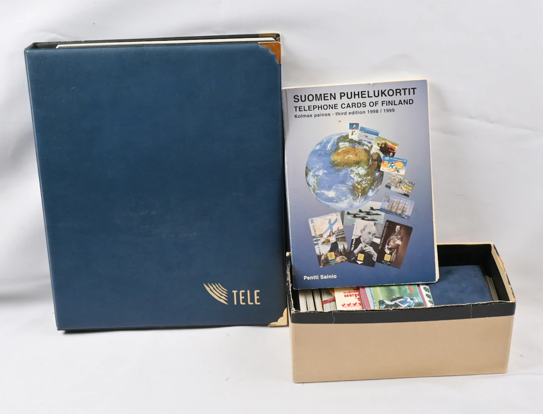 Small selection of telephone cards + a catalogue. Over 3 KG.