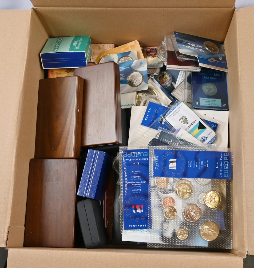 Whole world discovery lot of ca. 3 KG coin sets, medals etc.