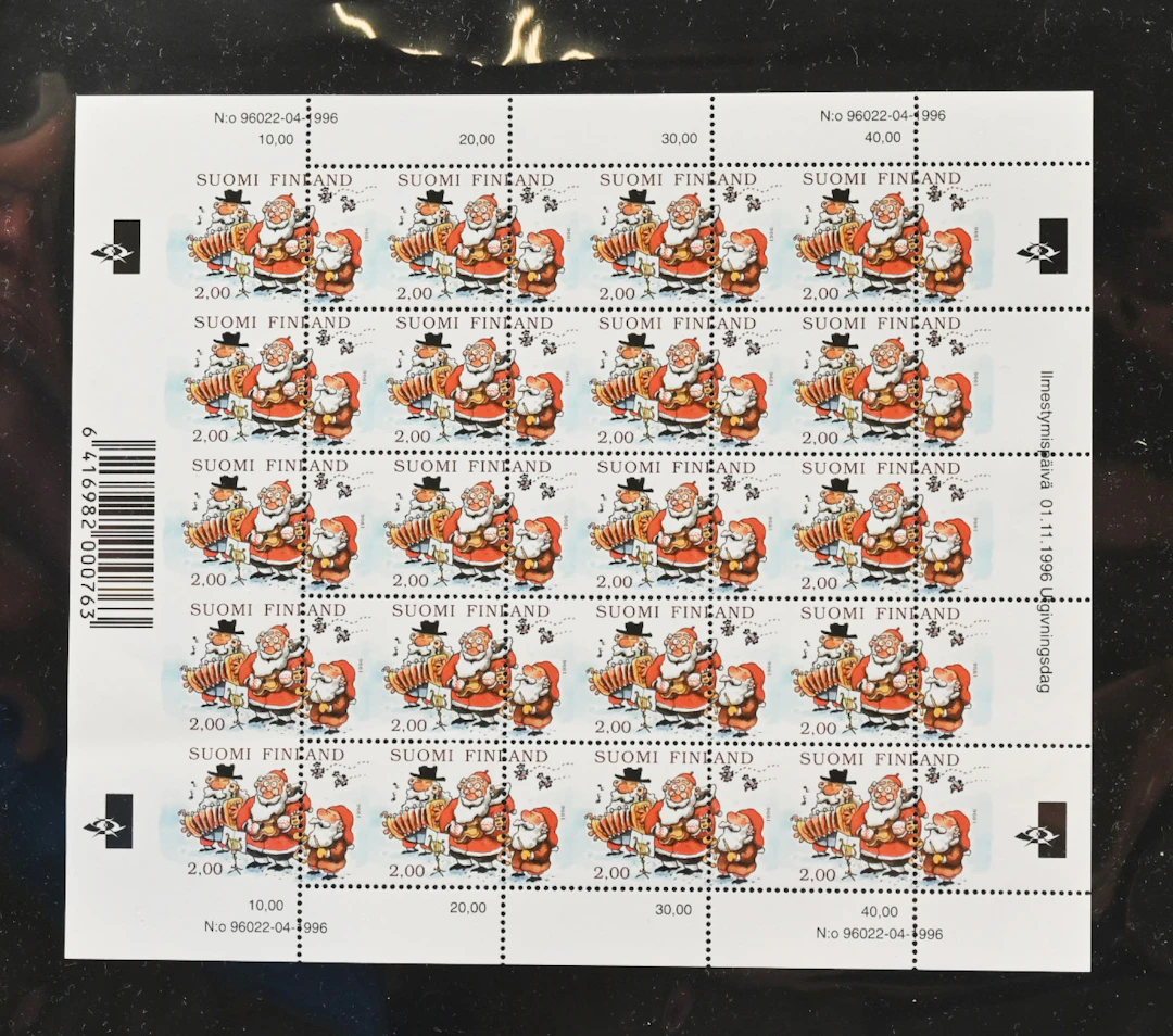 1996 Christmas 2 markka MNH ** complete sheet, where a large perforation