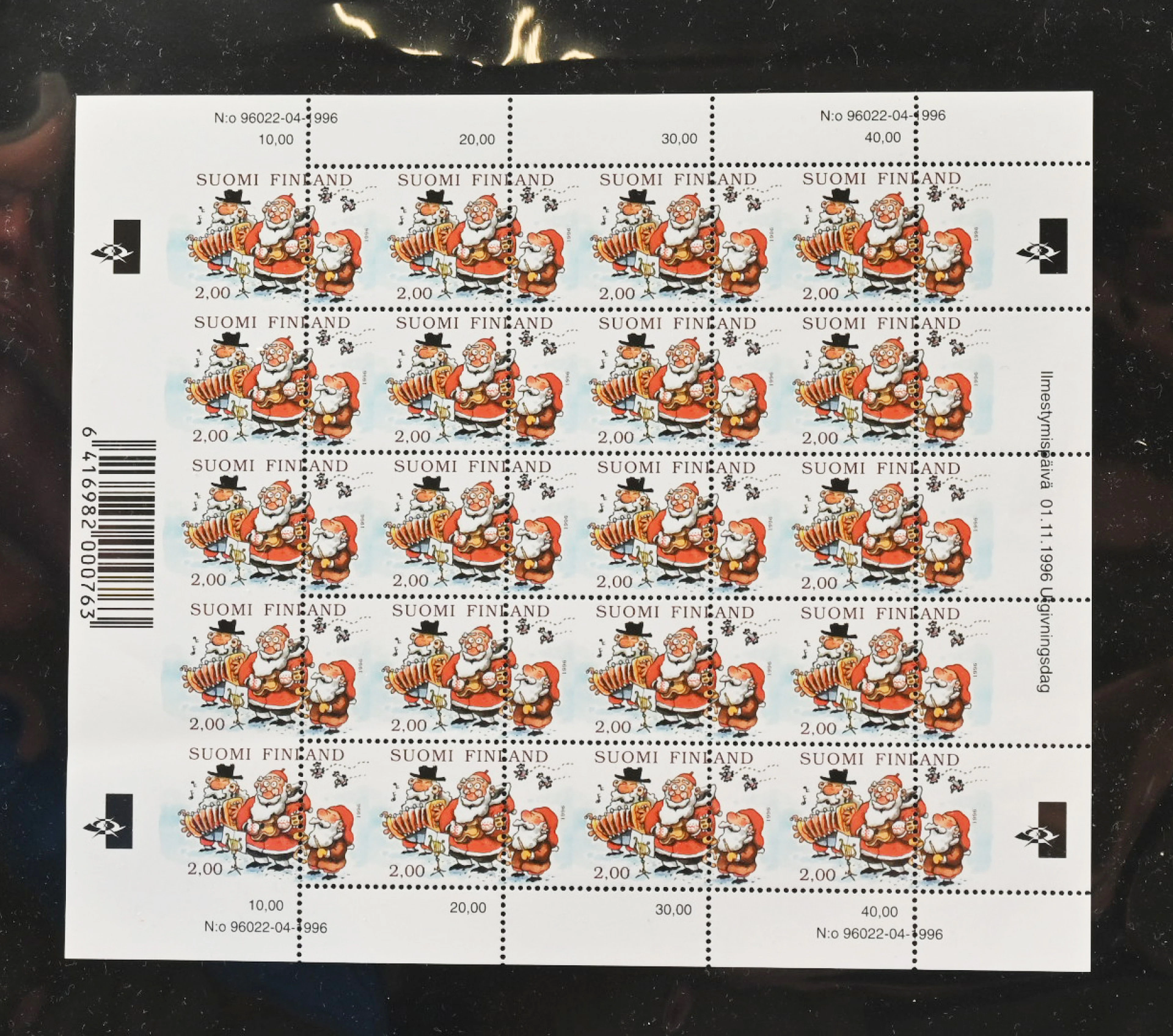 1996 Christmas 2 markka MNH ** complete sheet, where a large perforation