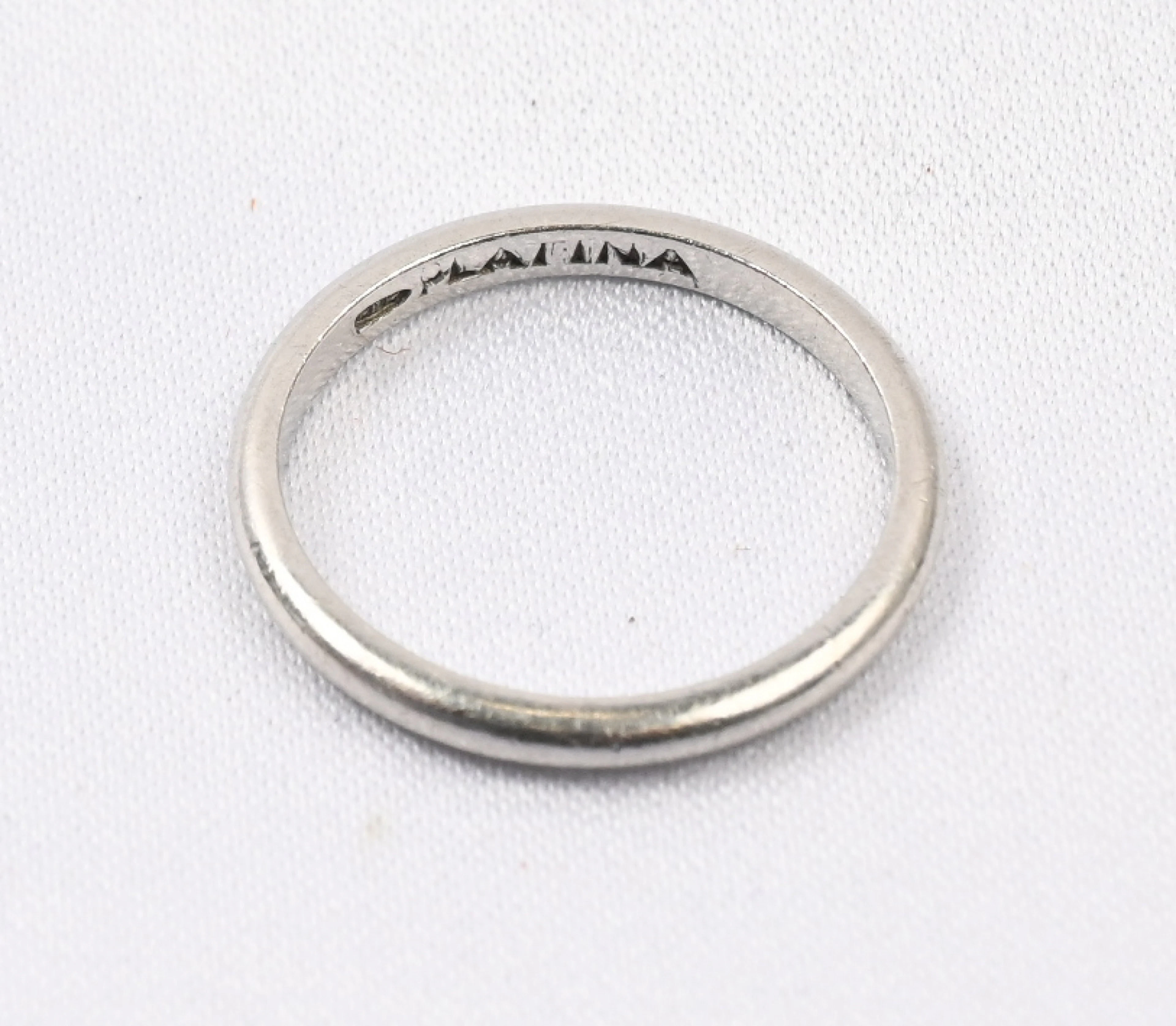 Platinum ring, engraving, approximately 3.5g.