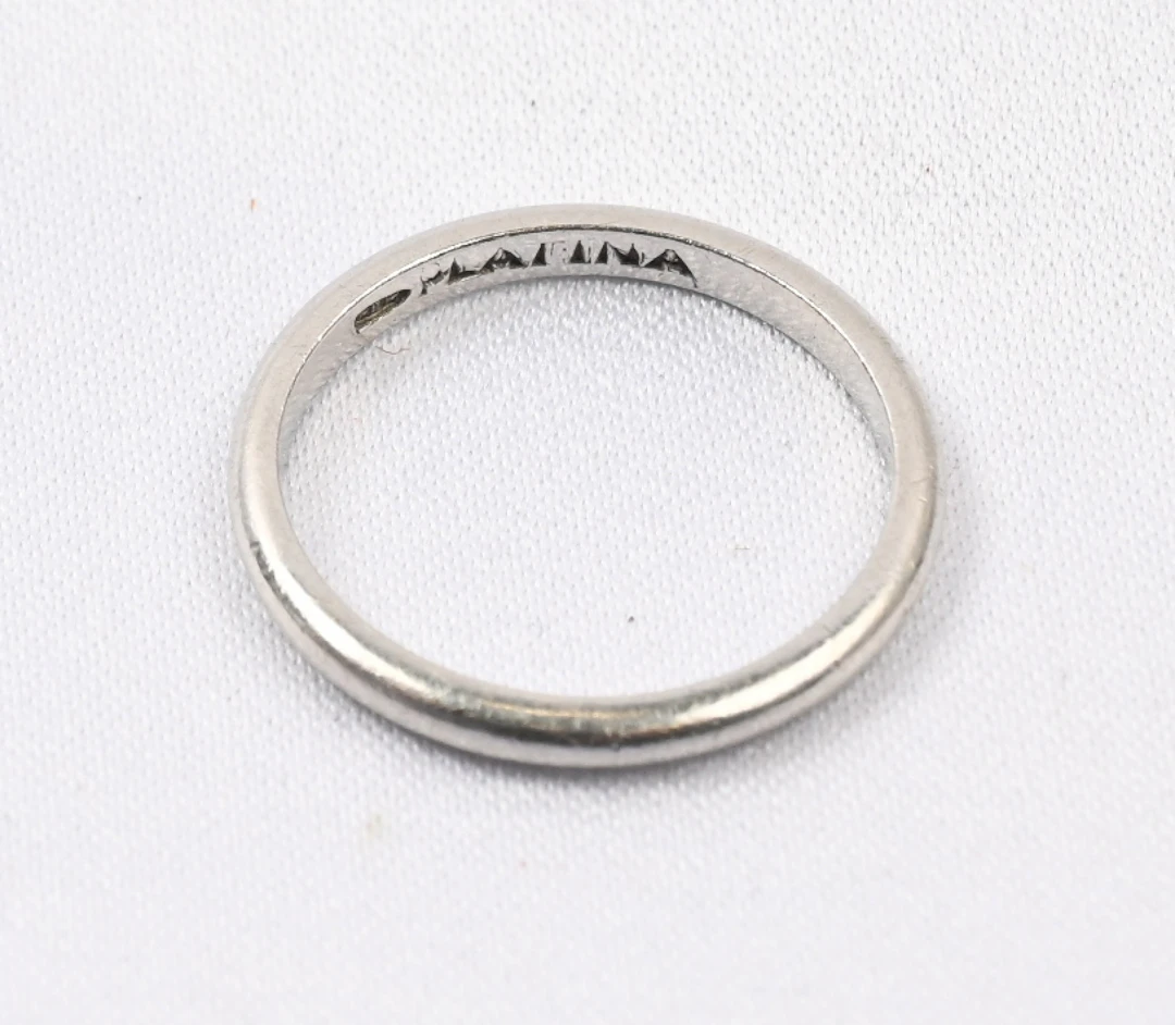 Platinum ring, engraving, approximately 3.5g.