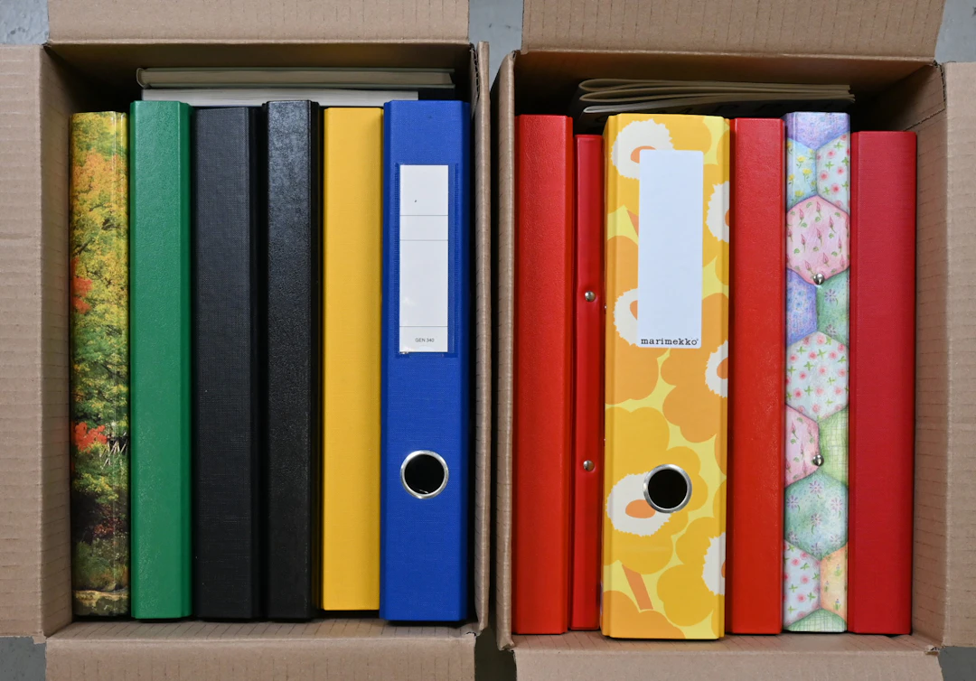 Collection in 10 binders of newer and older artist cards eg. Tilgmann