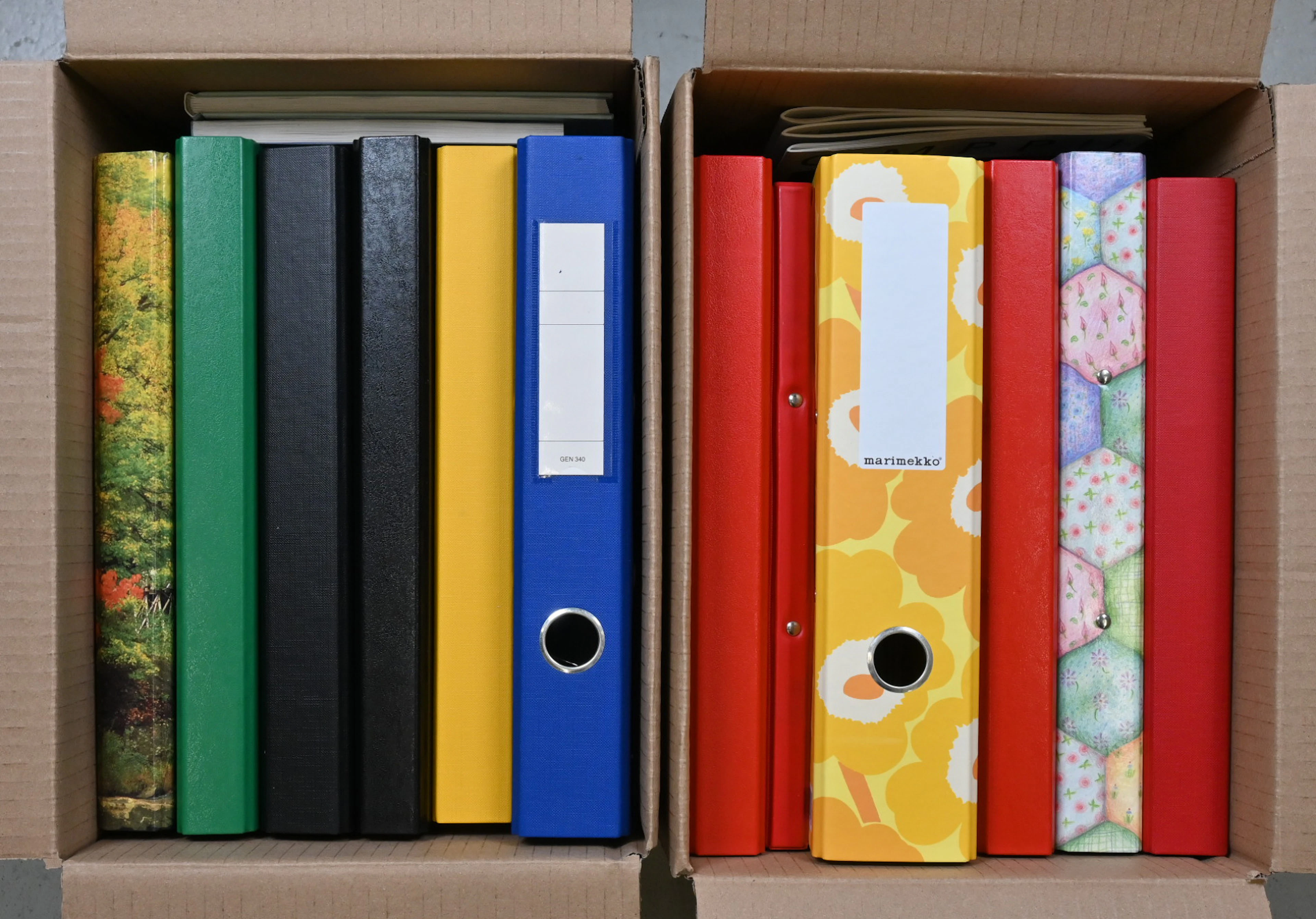 Collection in 10 binders of newer and older artist cards eg. Tilgmann