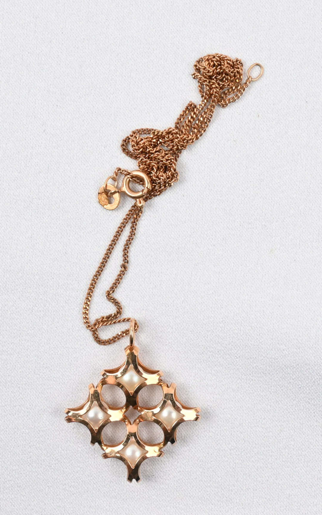 Pearl pendant and a chain, gold (14 k). Gross weight approximately 5 g.