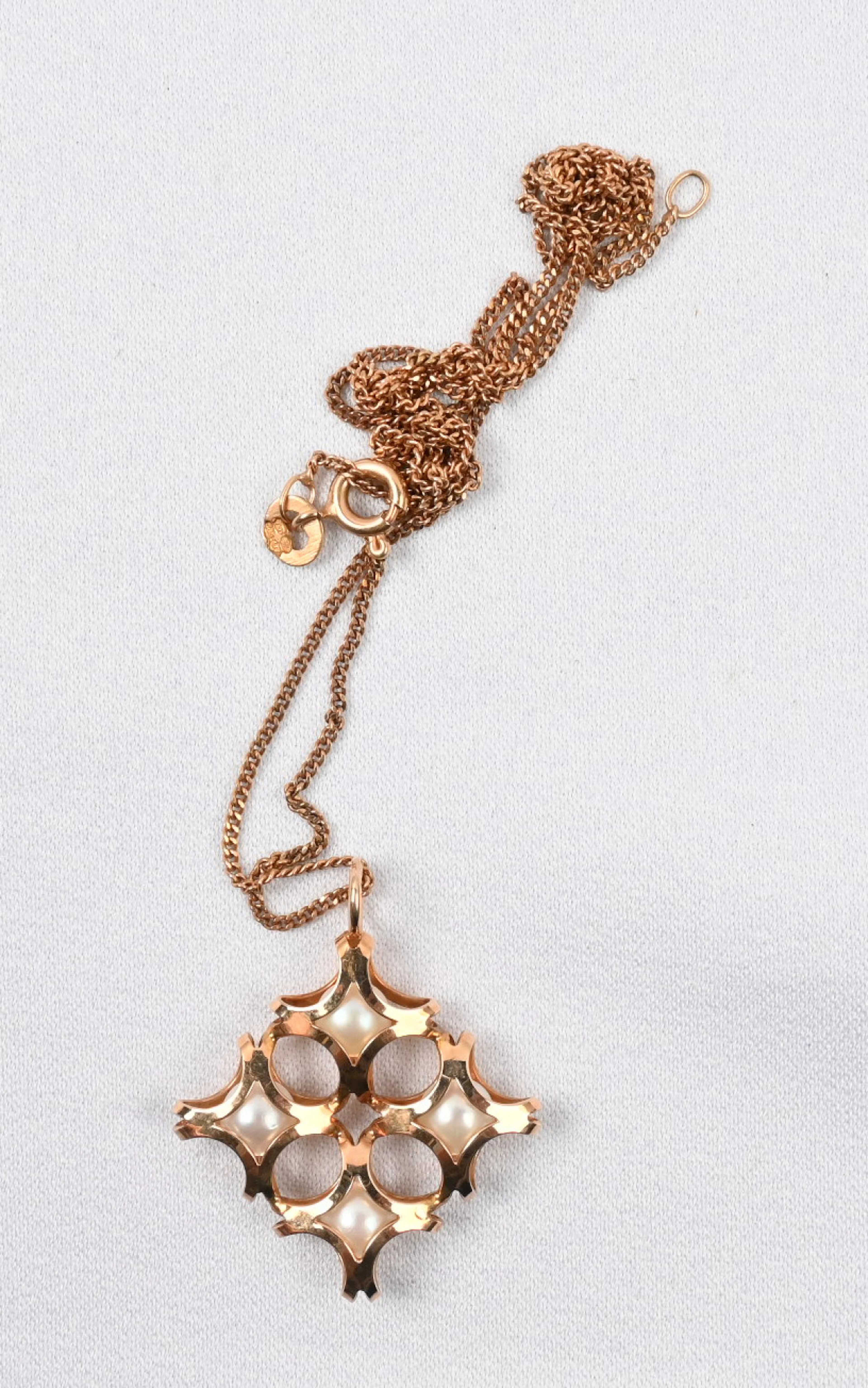 Pearl pendant and a chain, gold (14 k). Gross weight approximately 5 g.